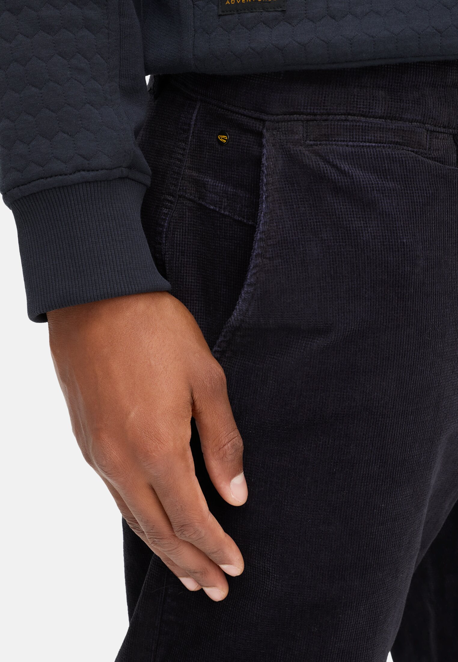 Herren Chino Thermo mit wärmeisolierender Funktion Navyblau getragen detailliert nah