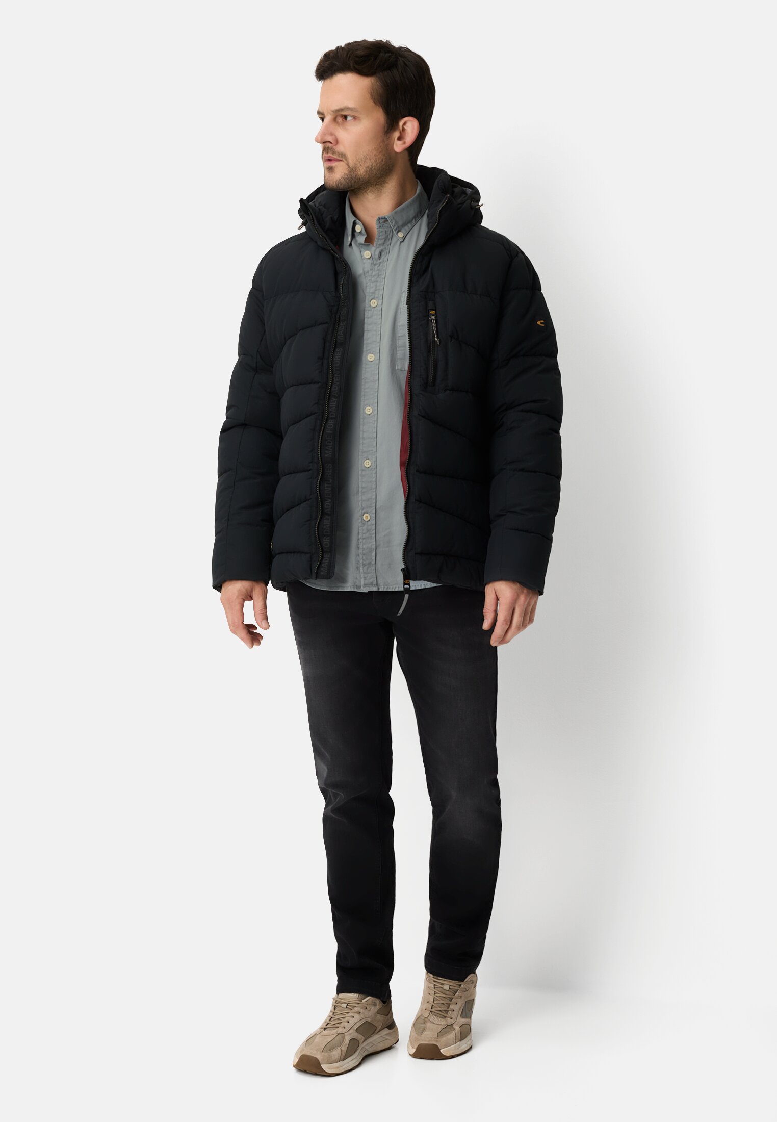 Herren Langarmhemd mit Button-Down Kragen Steinblau getragen vorne Ganzkörper