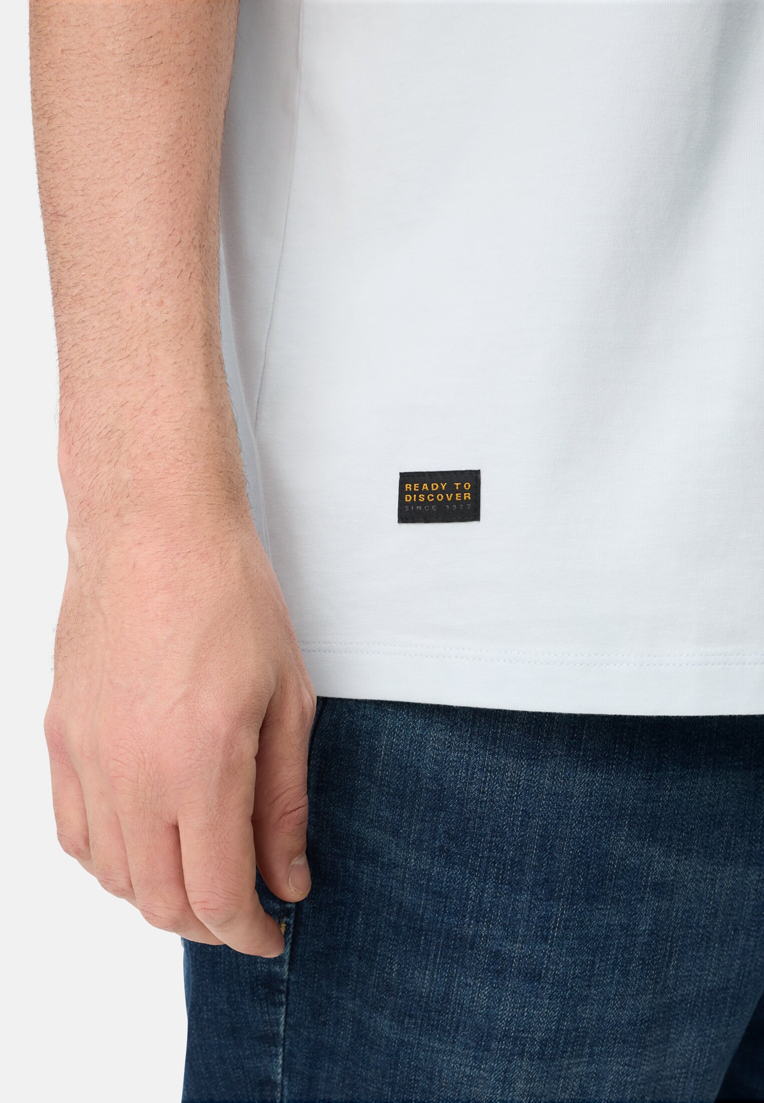 Heren T-shirt van puur katoen Hemelsblauw gedragen detail dichtbij