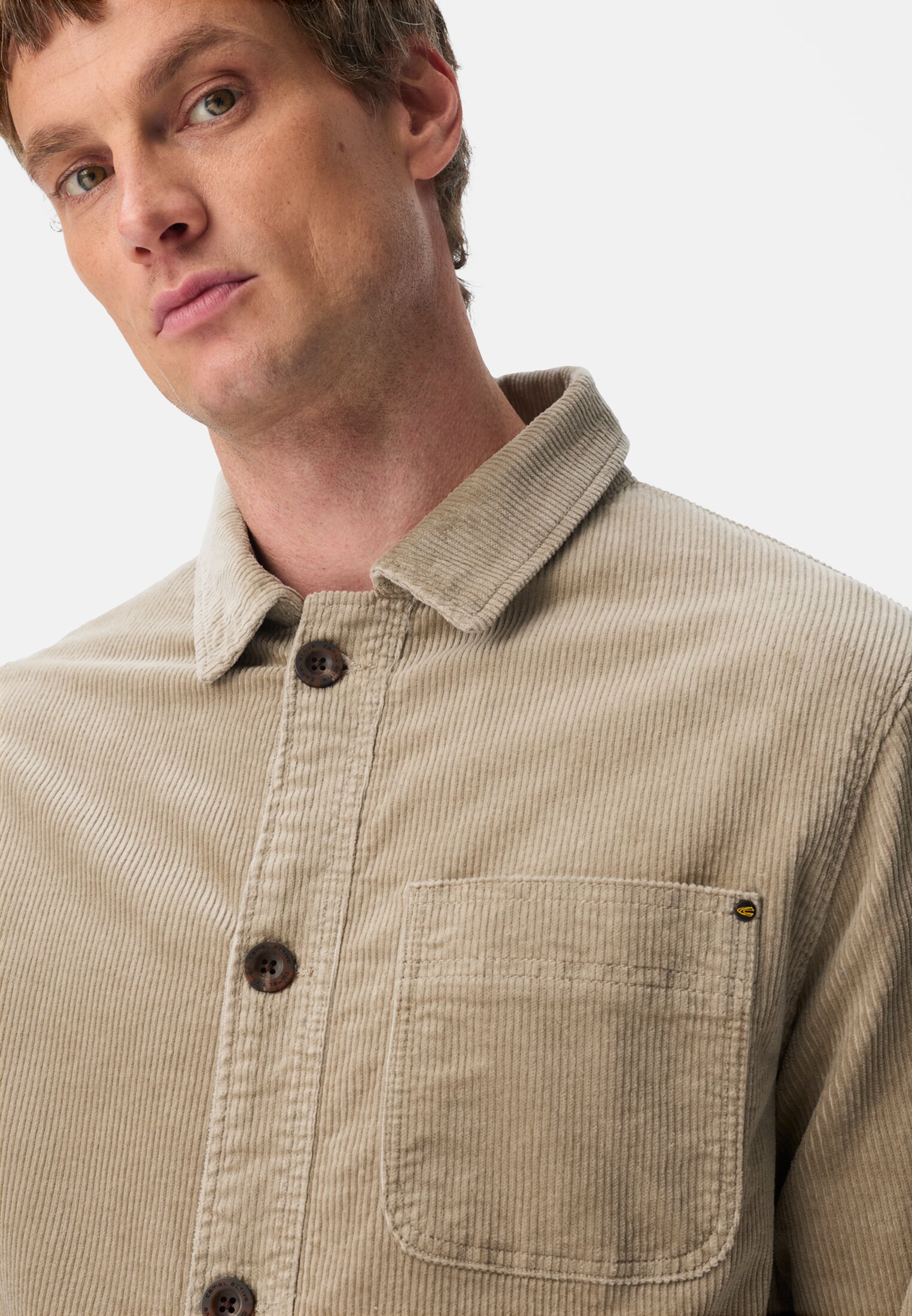 Herren Workwear Overshirt aus Cord Beige getragen detailliert nah