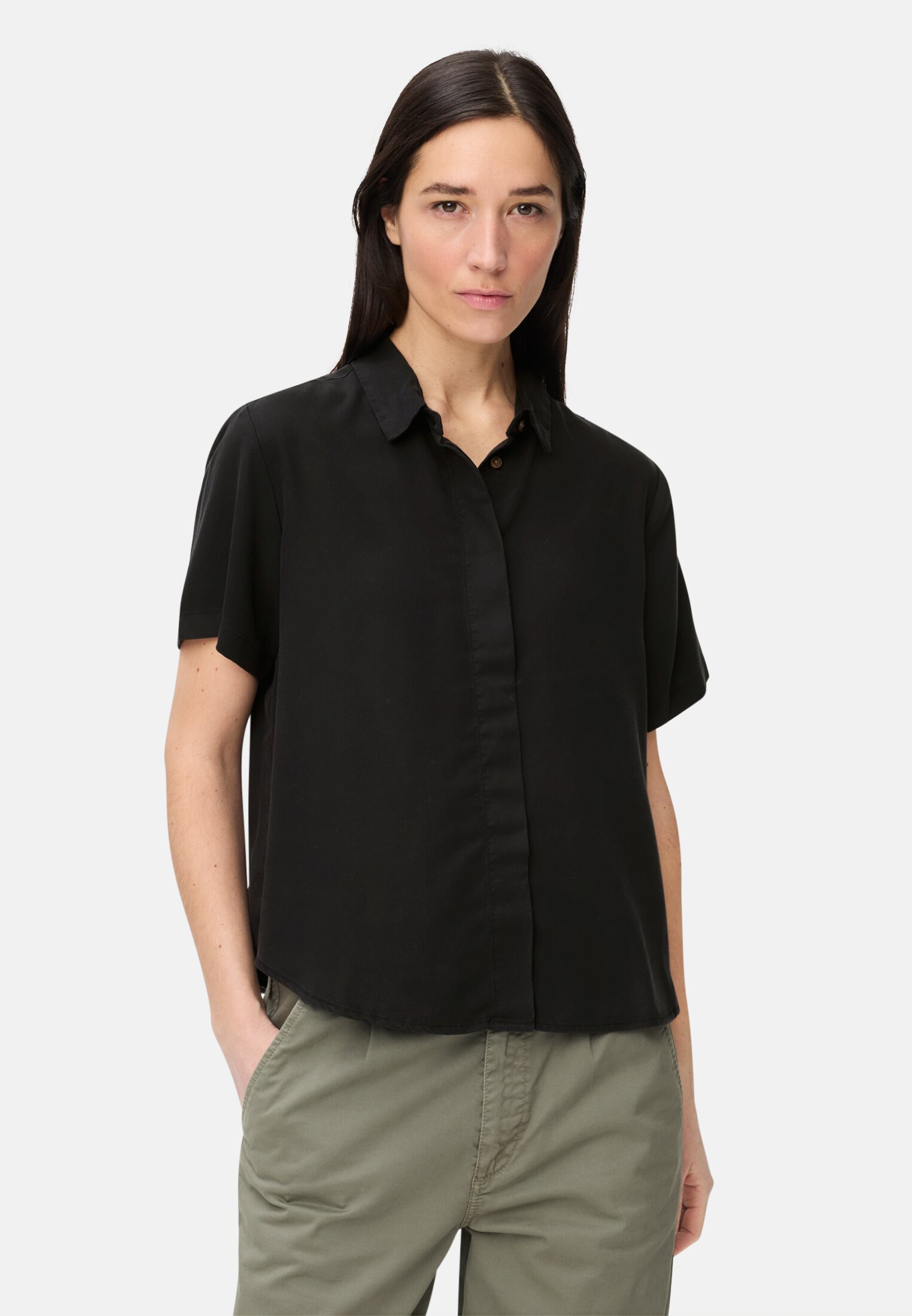 Damen Kurzarm Bluse mit Kentkragen Kaviar getragen vorn