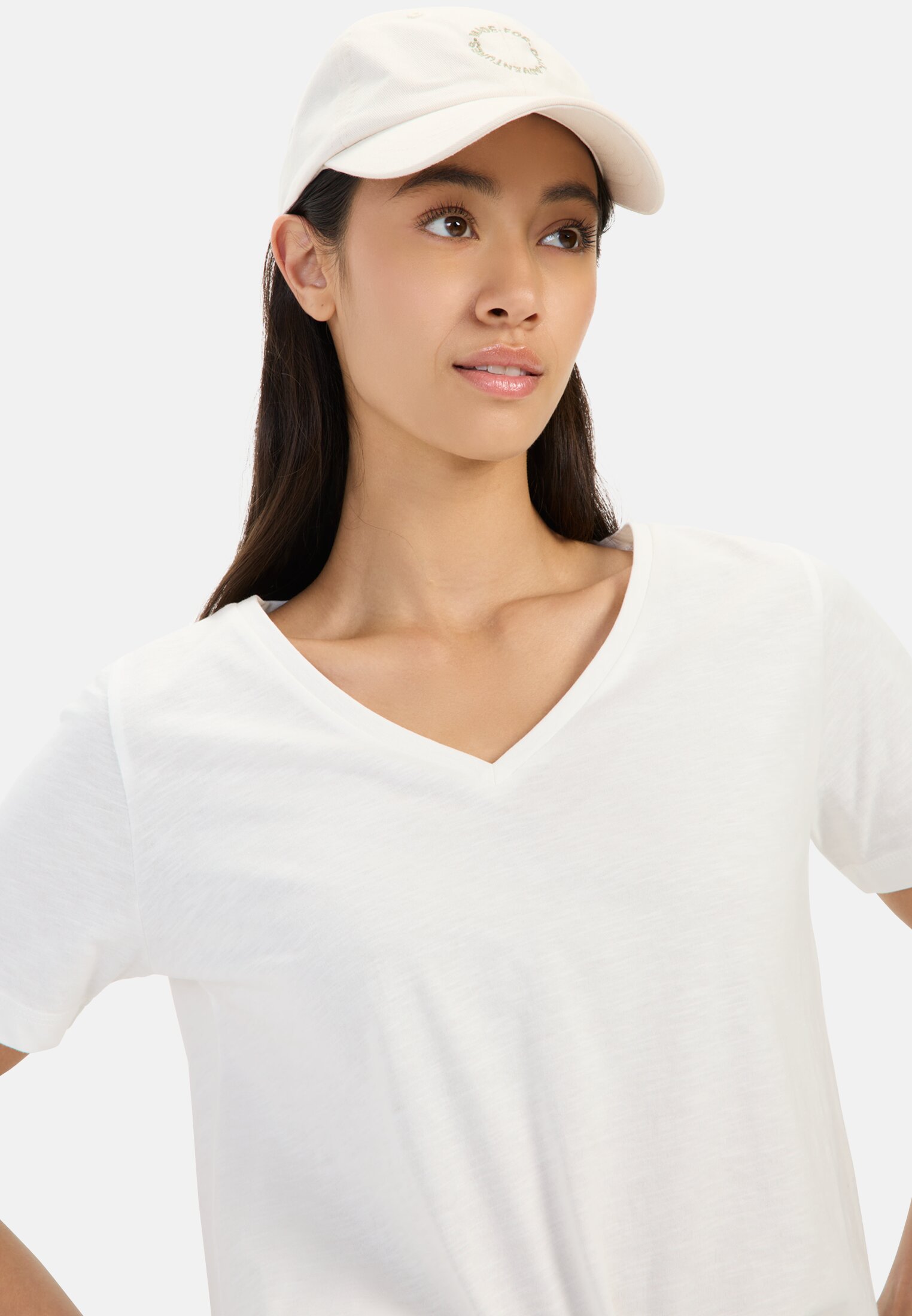 camelactive_T-Shirt_Milk_White_309629-5T07-01_M5 Damen T-Shirt mit V-Ausschnitt aus reiner Baumwolle Weiß getragen detailliert nah
