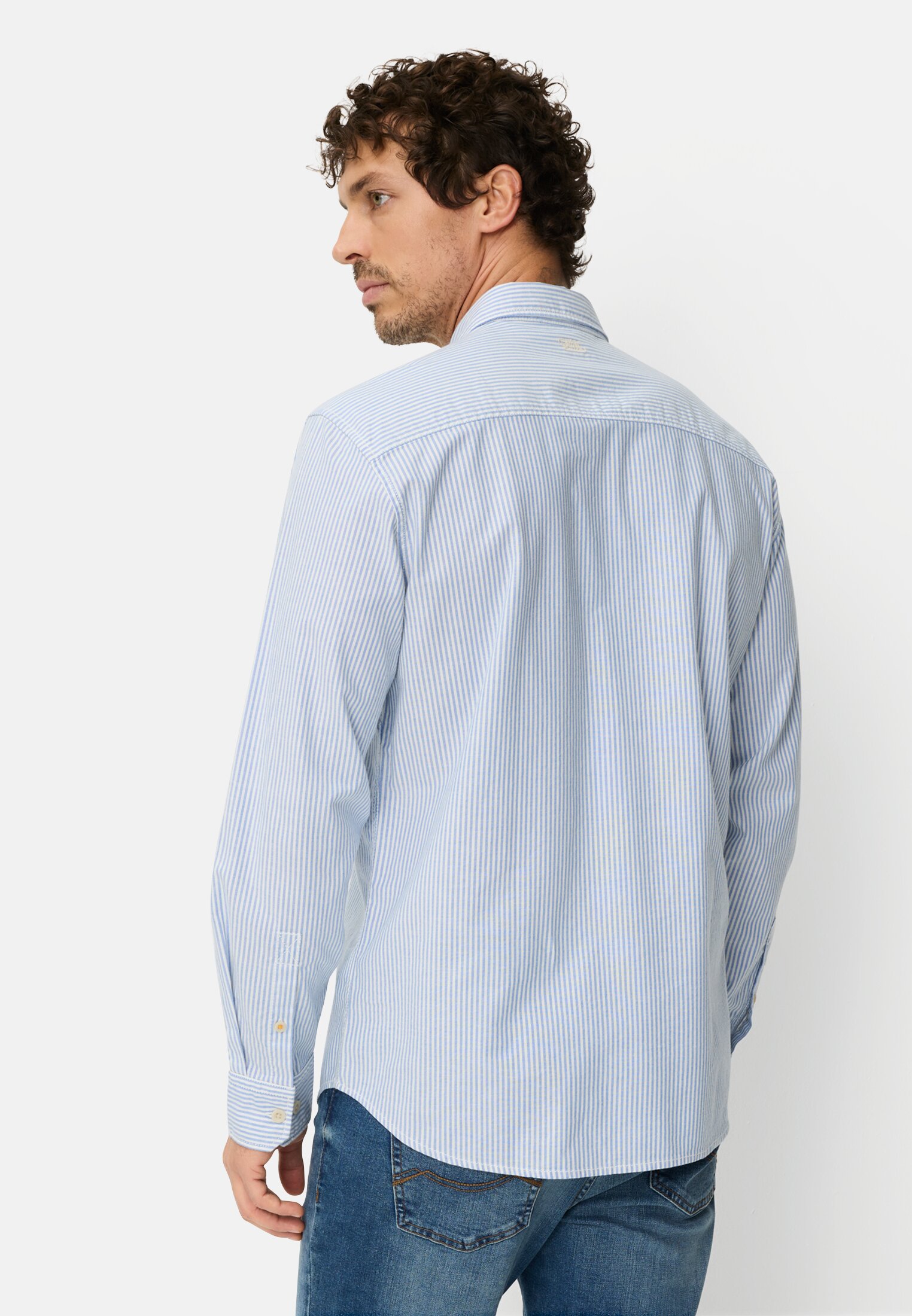 Heren Overhemd met lange mouwen en borstzak Blauw gedragen achter