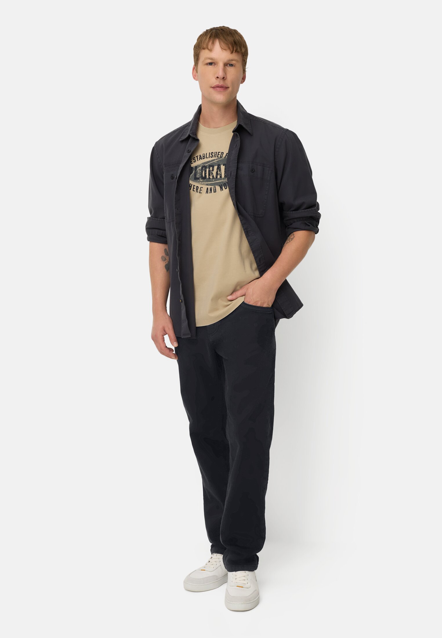Heren Regular Fit fleXXXactive©broek Donkerblauw gedragen voor lichaam compleet