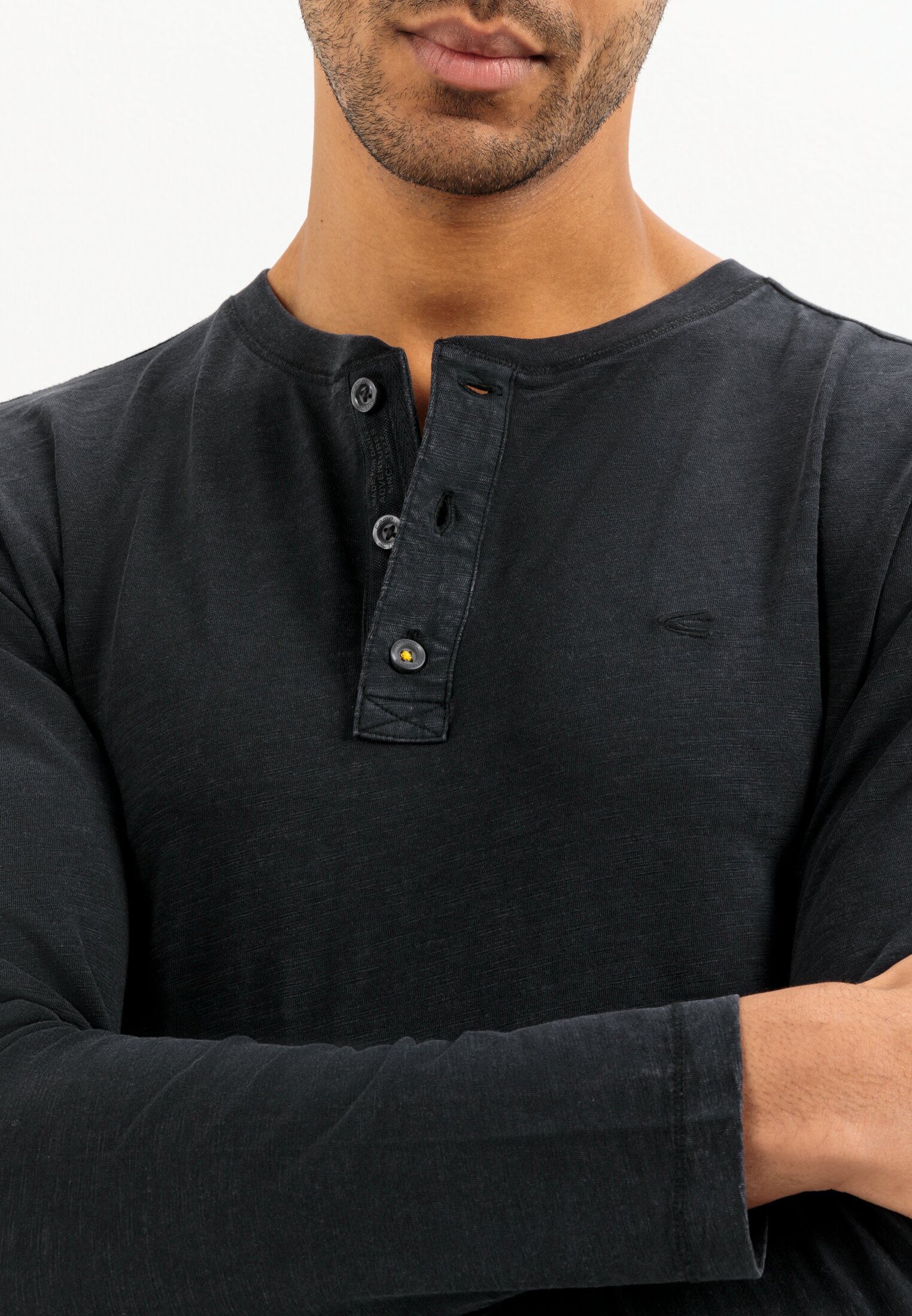 Men Lightweight long-sleeved shirt with henley collar in pure organic cotton Black worn detail close