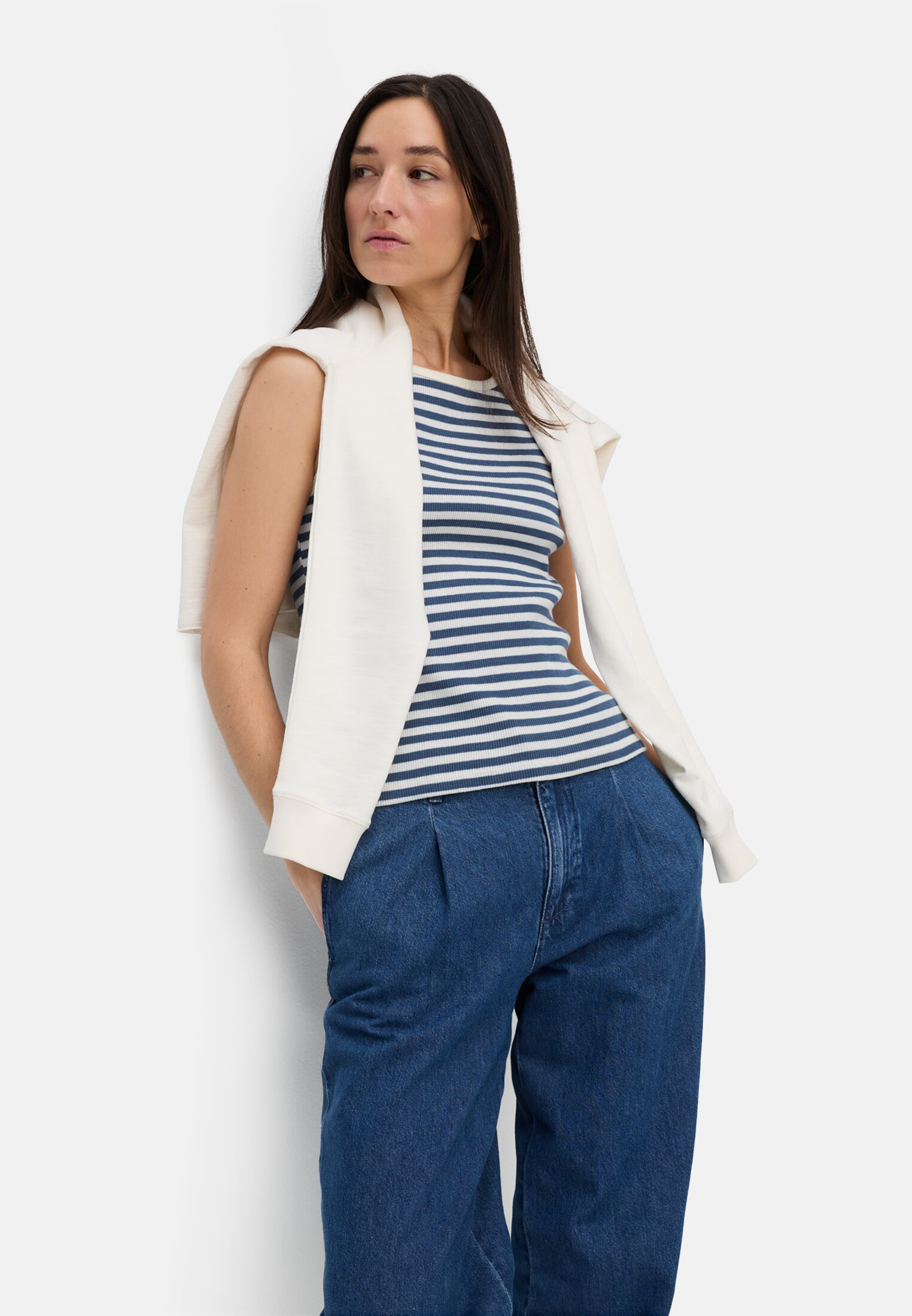 Damen Top mit Rundhalsausschnitt Ozeanblau getragen emotional