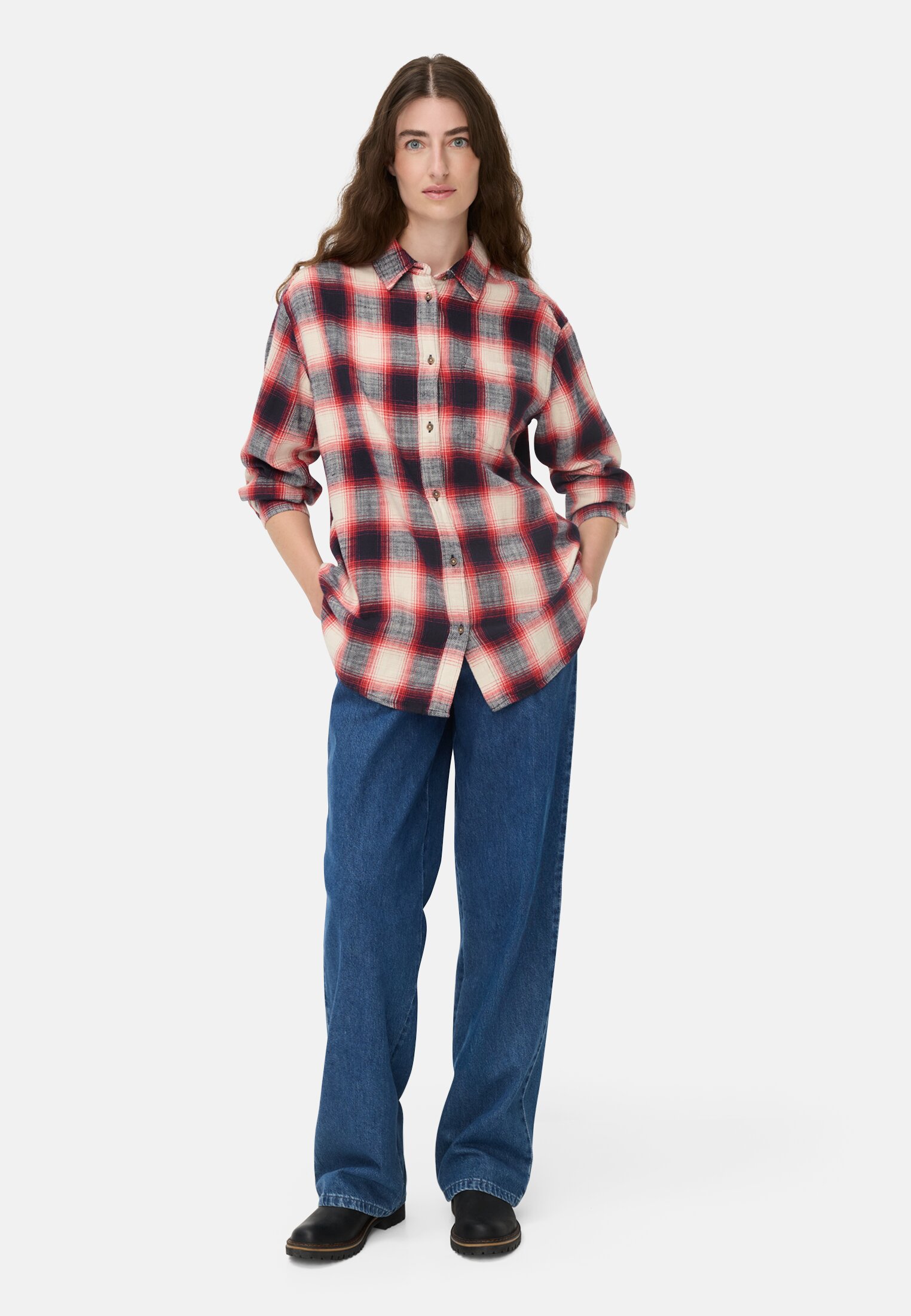 Vrouwen Katoenen blouse met borstzak. Rood geblokt gedragen voor lichaam compleet 