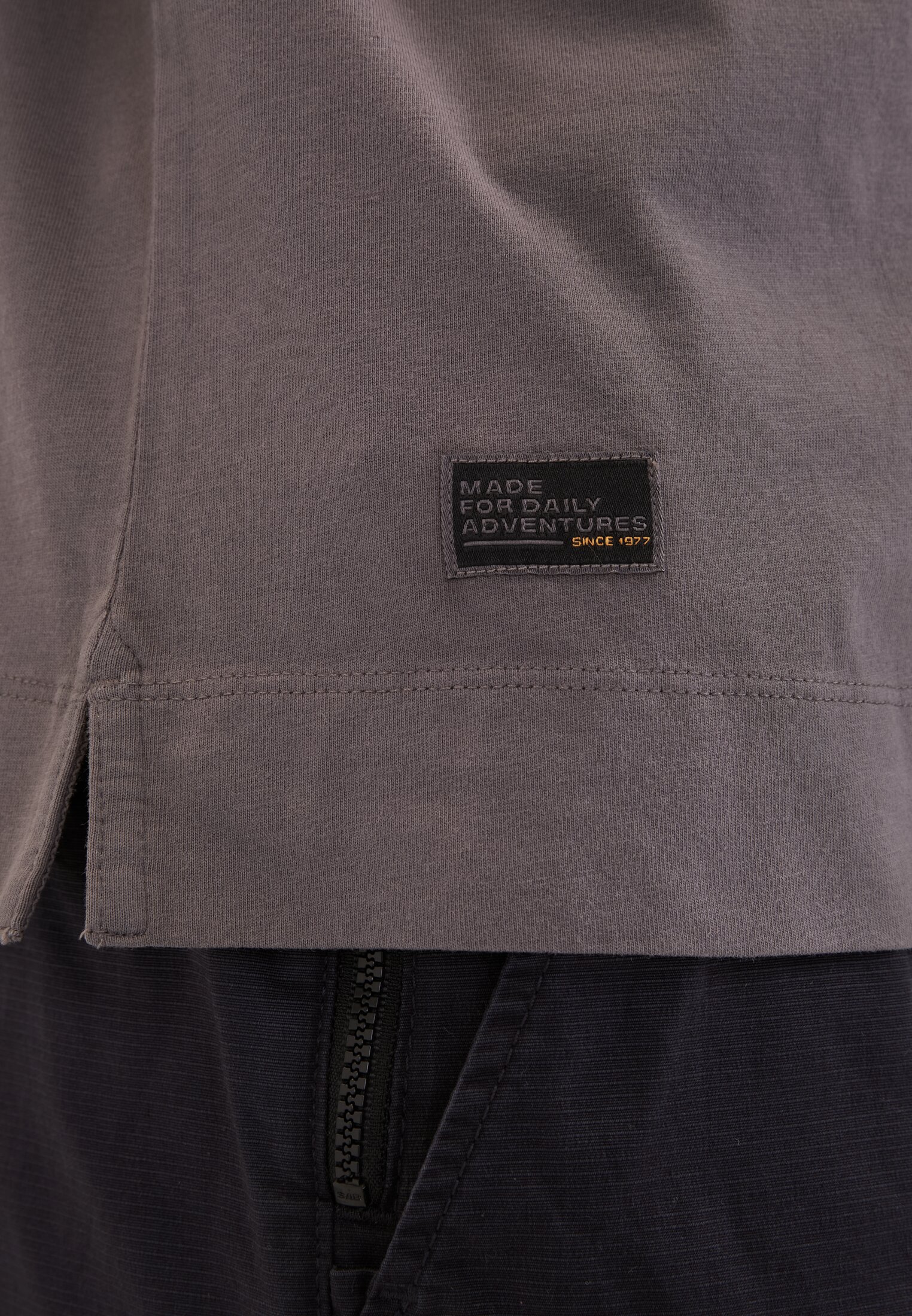 Herren Langarm Poloshirt aus reiner Baumwolle Grau getragen detailliert nah