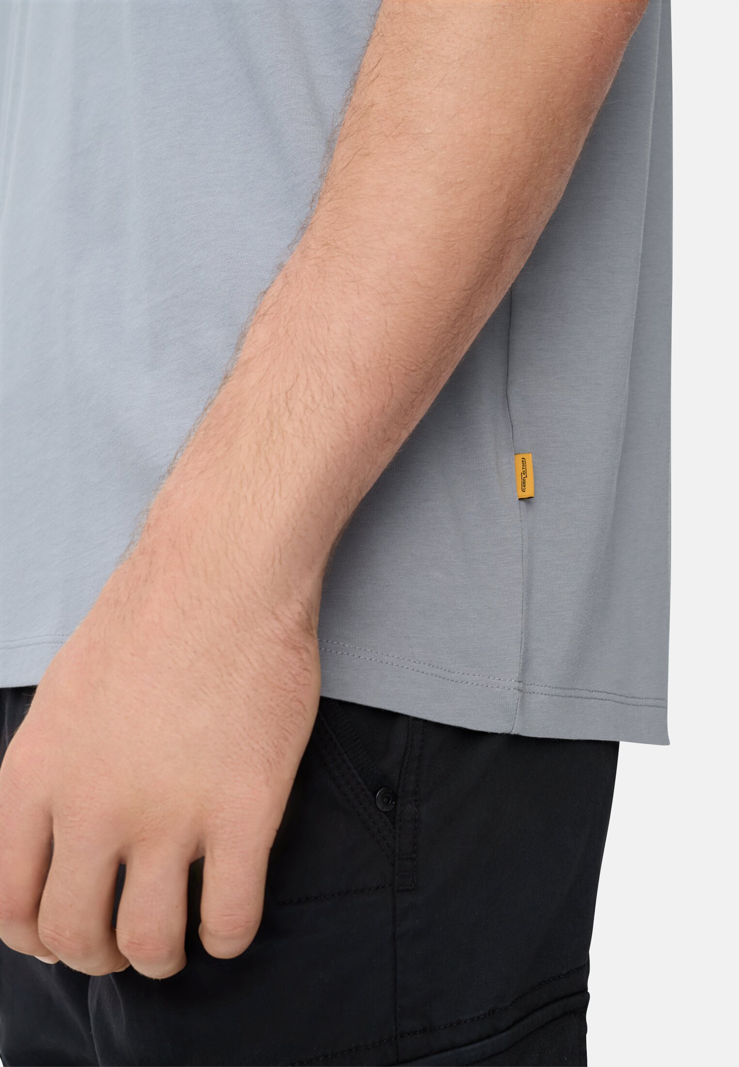 Herren Henley Shirt aus reiner Baumwolle mit Knopfleiste Steinblau getragen detailliert nah