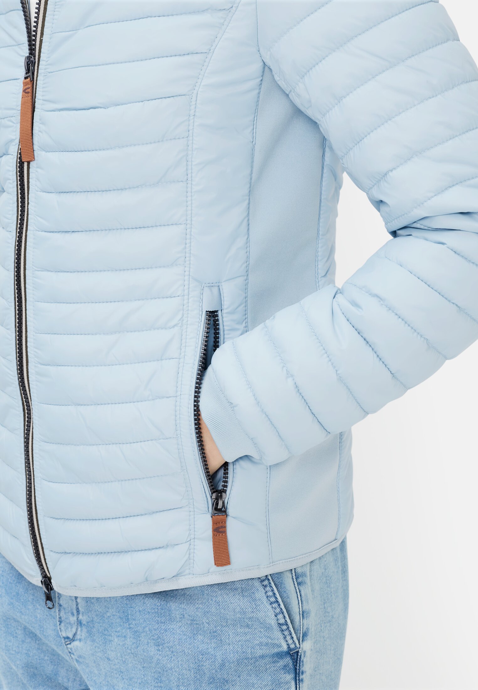 Damen Leichte Steppjacke aus recyceltem Polyamid Hellblau getragen detailliert nah