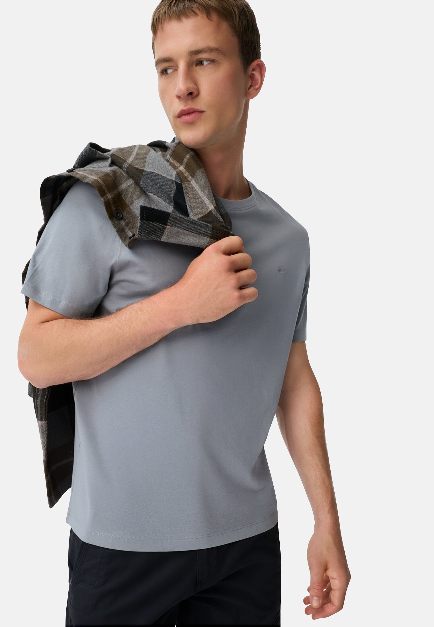 Herren T-Shirt aus reiner Baumwolle Steinblau getragen emotional