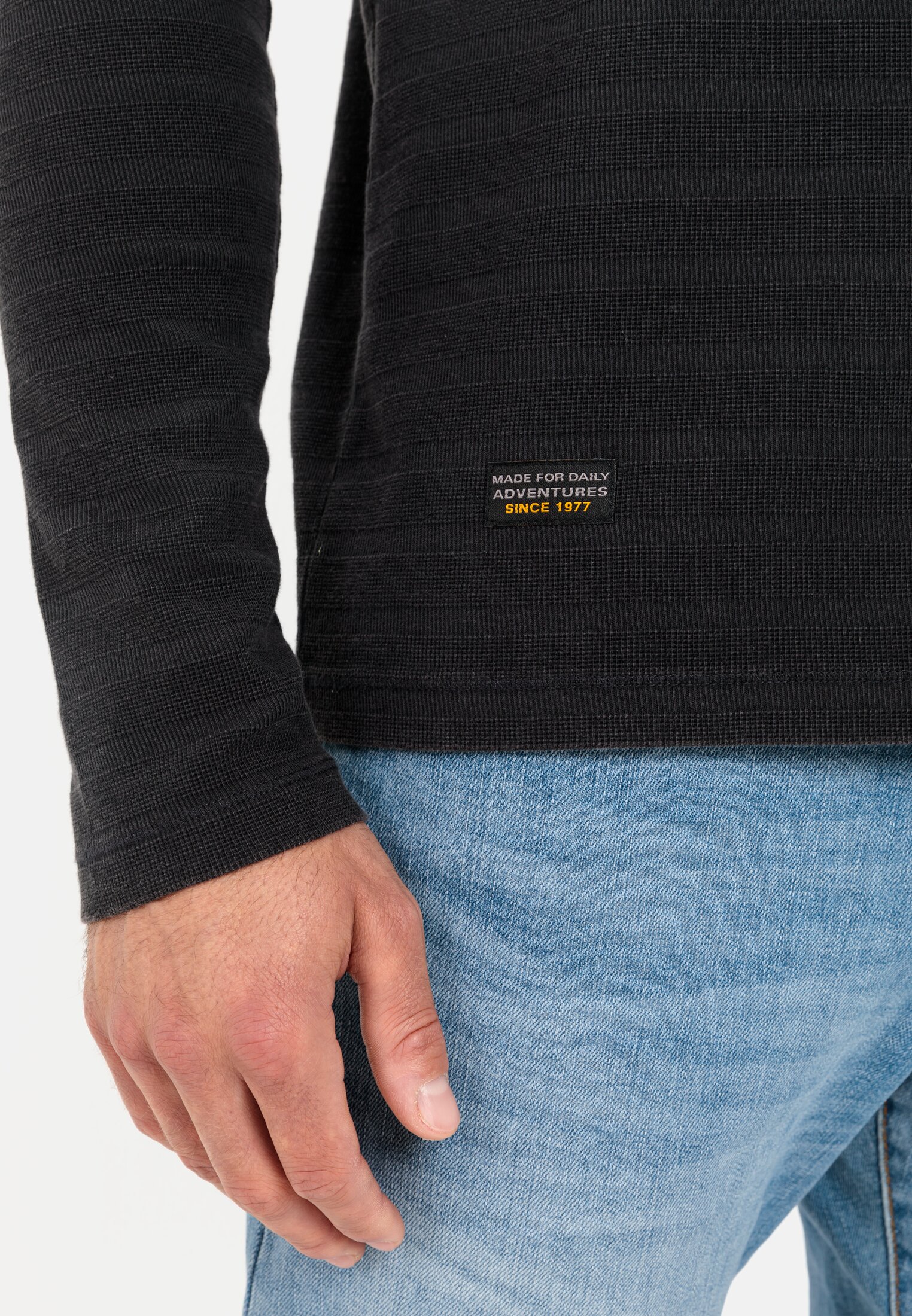 Herren Langarm Henleyshirt aus reiner Baumwolle Schwarz getragen detailliert nah