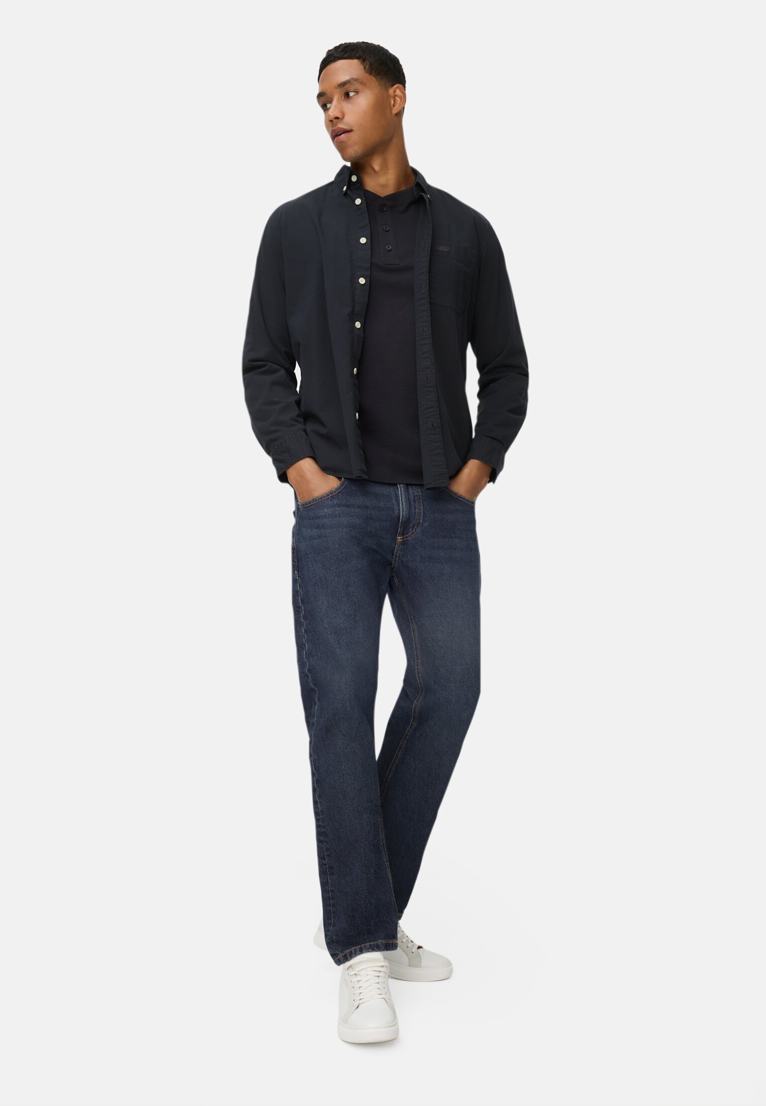 Heren 5-PKT Losse Fit Jeans gemaakt van puur katoen Donker blauw gedragen voor lichaam compleet 