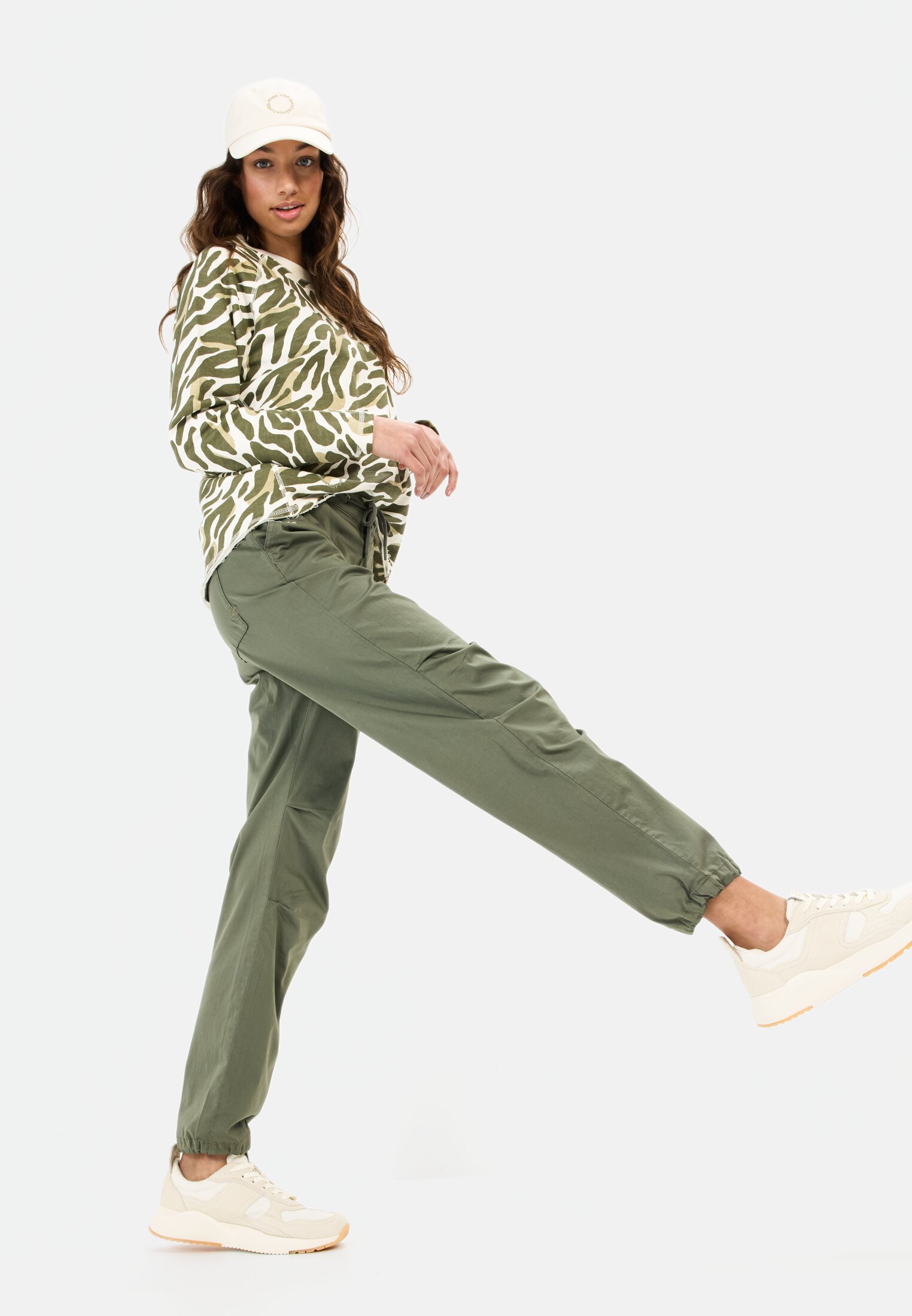 Vrouwen Casual pants gemaakt van een katoenmix Donker Groen gedragen emotional 