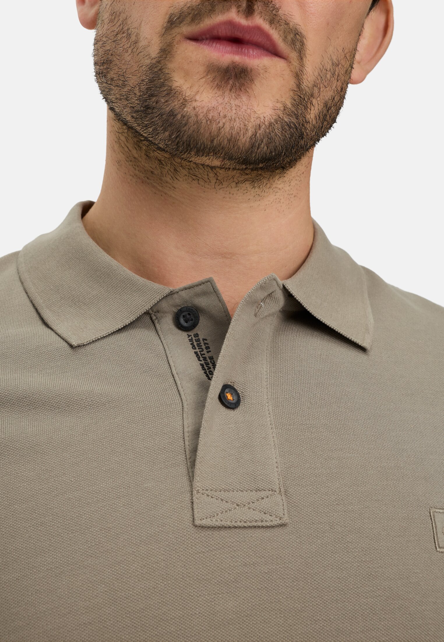 Heren Poloshirt met korte knoopsluiting Bruin gedragen detail dichtbij