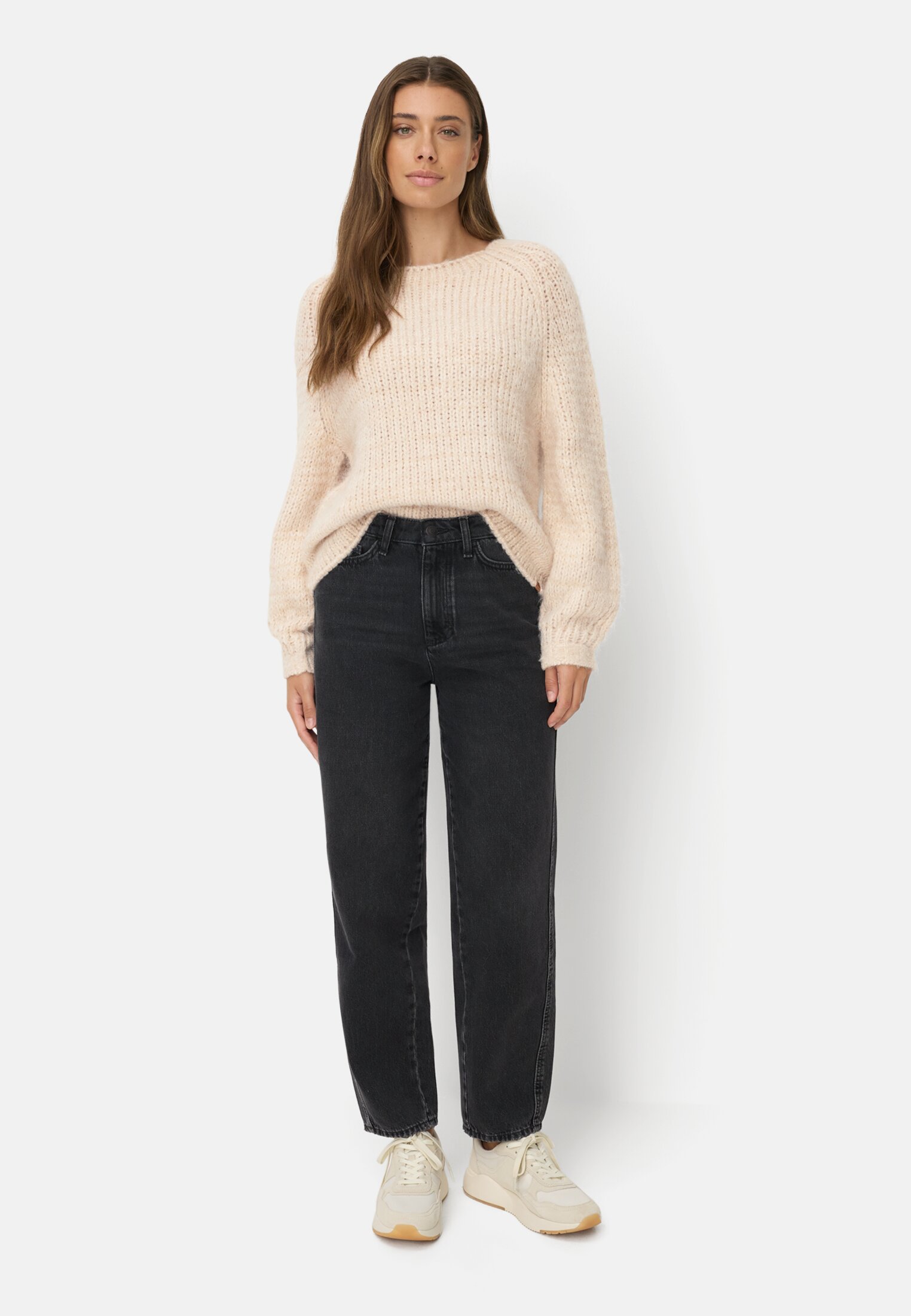 Damen Strickpullover mit weiten Ärmeln Hafer getragen vorne Ganzkörper