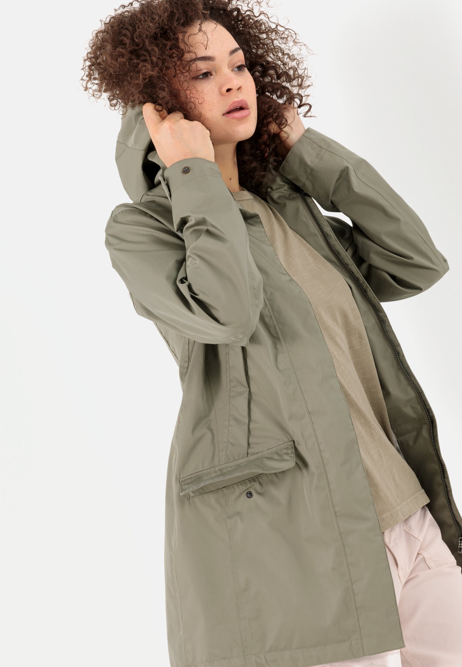 Damen teXXXactive® Funktionsparka aus einem organic Cotton Mix Khaki getragen emotional