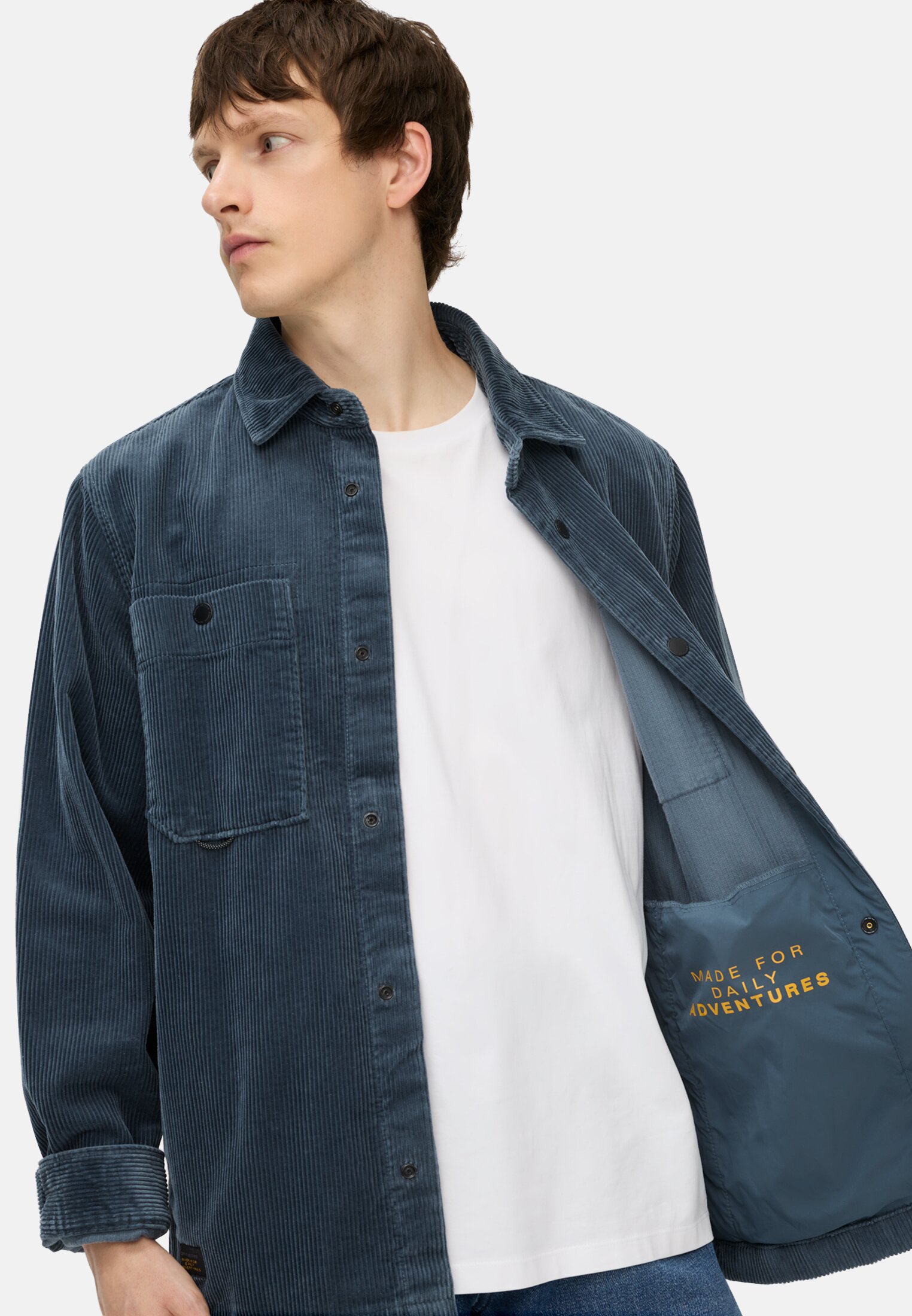 Herren Cord Overshirt mit Druckknöpfen Tintenblau getragen emotional