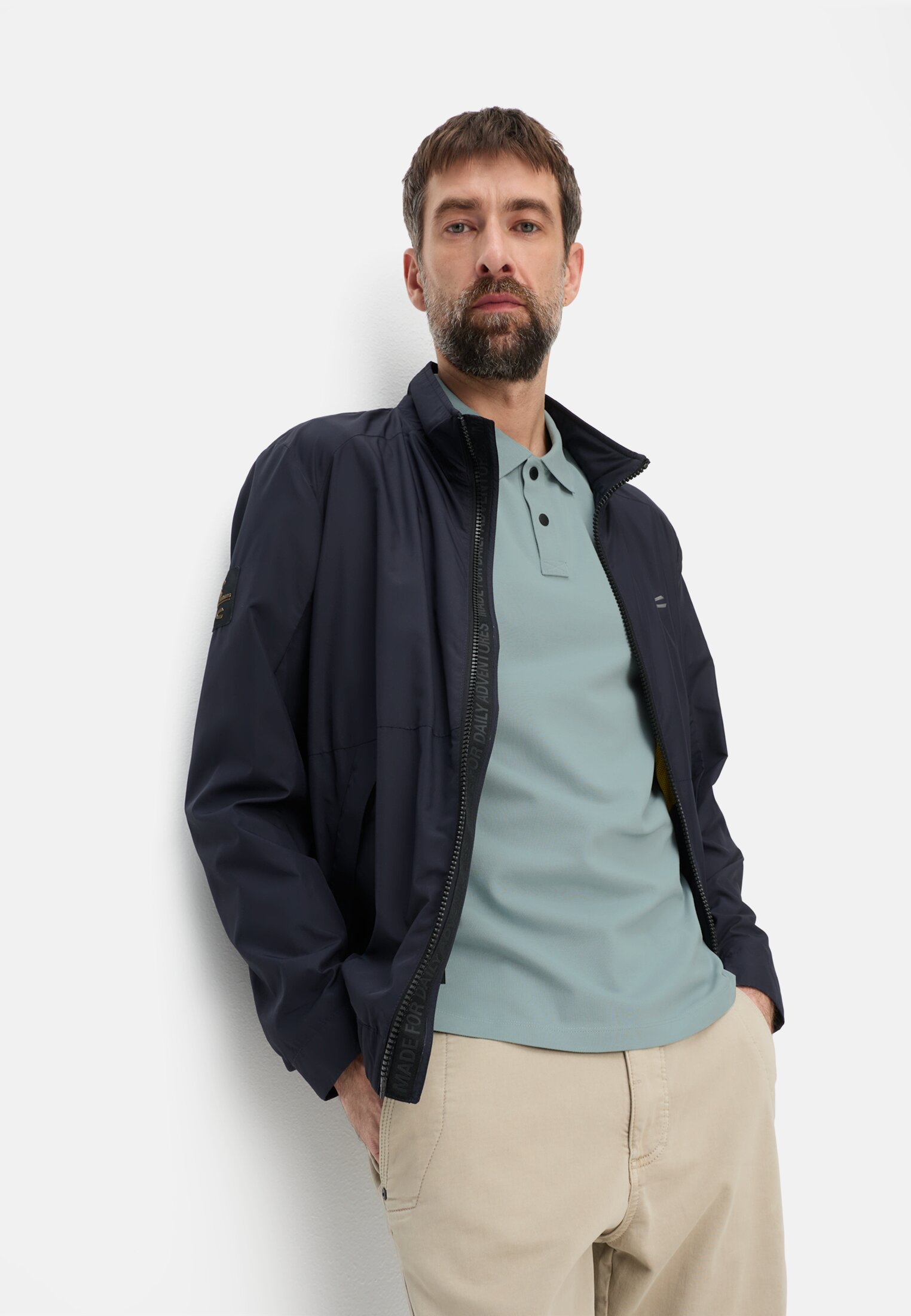 Herren Poloshirt mit Kontrastdetails Wasserblau getragen emotional