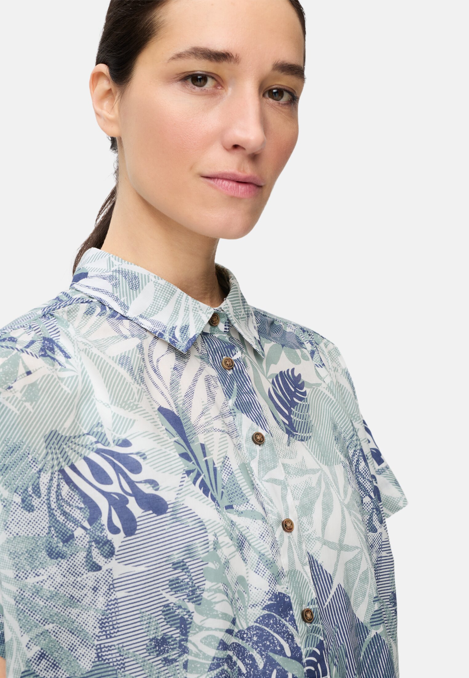 Women Short-sleeve blouse made of pure cotton worn detail close