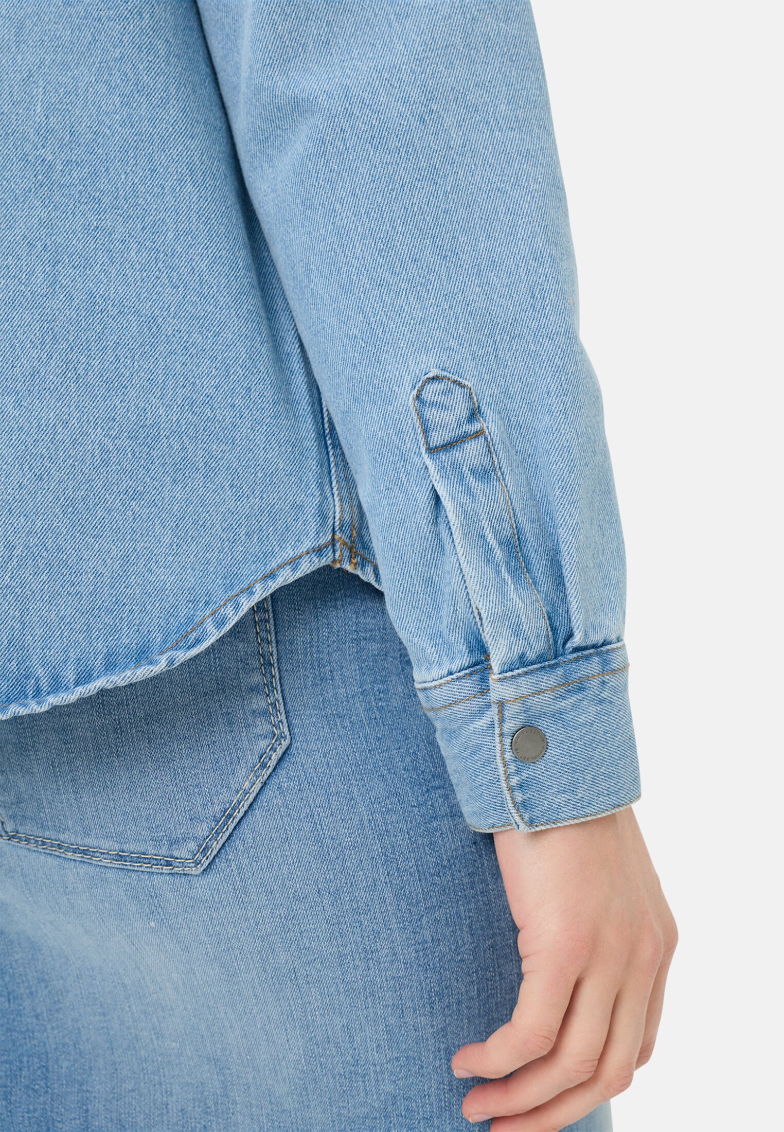 Damen Jeansbluse mit Knopfleiste Dunkelblau getragen detailliert nah