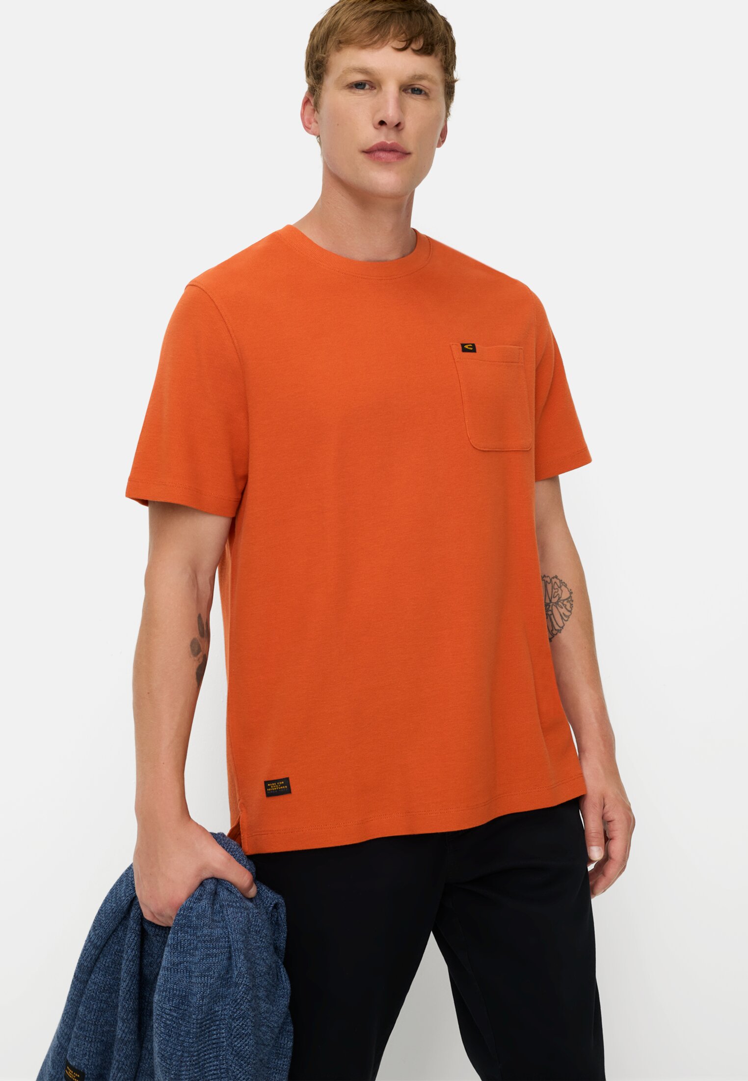 Herren T-Shirt aus Organic Cotton Orange getragen emotional