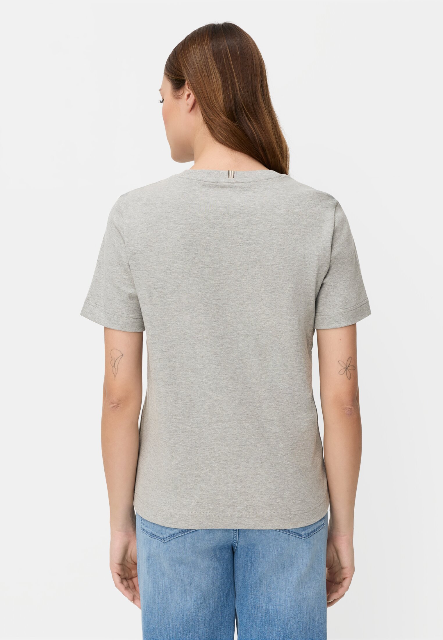 Vrouwen Basic Shirt gemaakt van Organic Cotton Grau gedragen achter