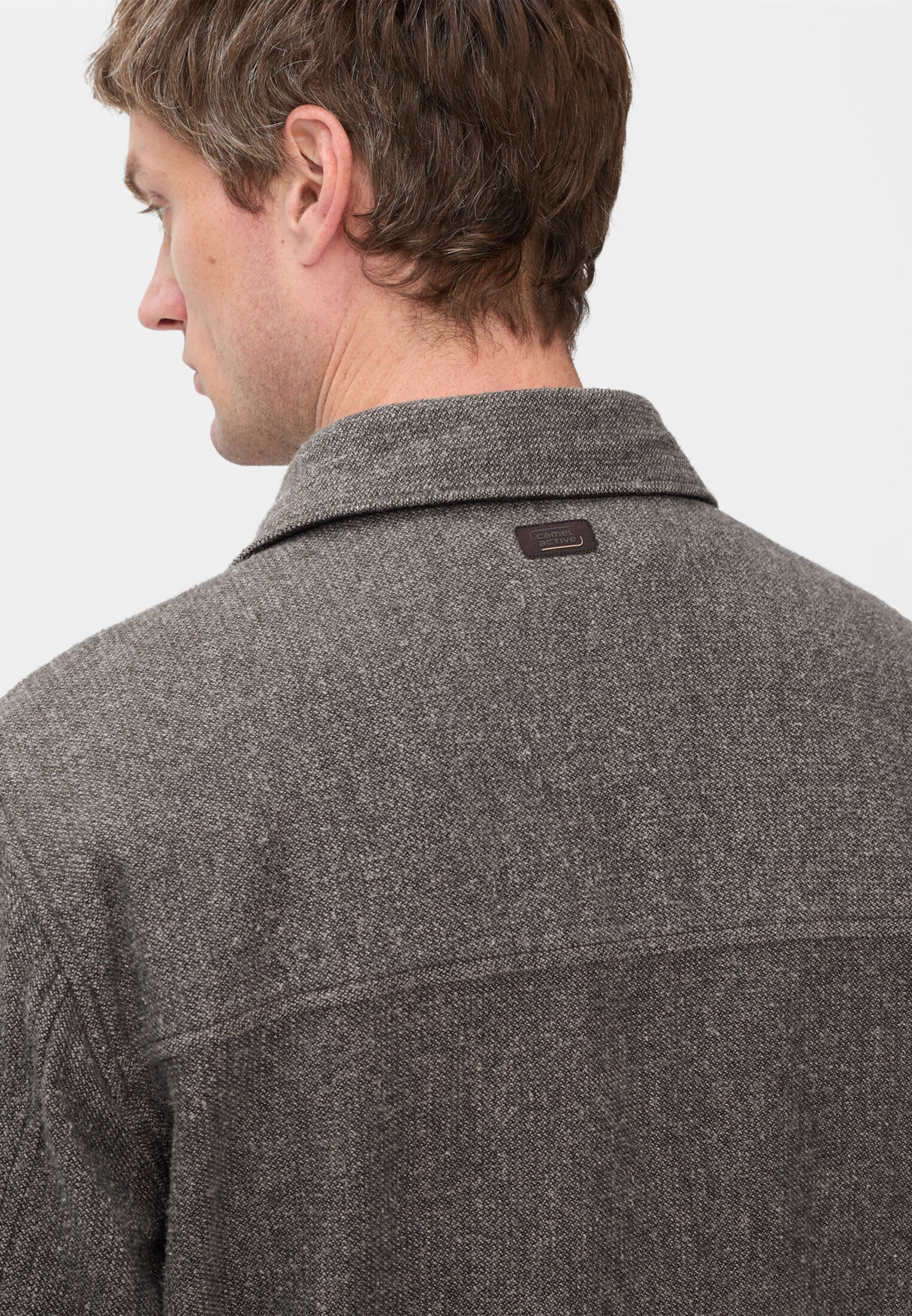 Herren Warmes Overshirt aus 100% Baumwolle Navyblau getragen detailliert nah