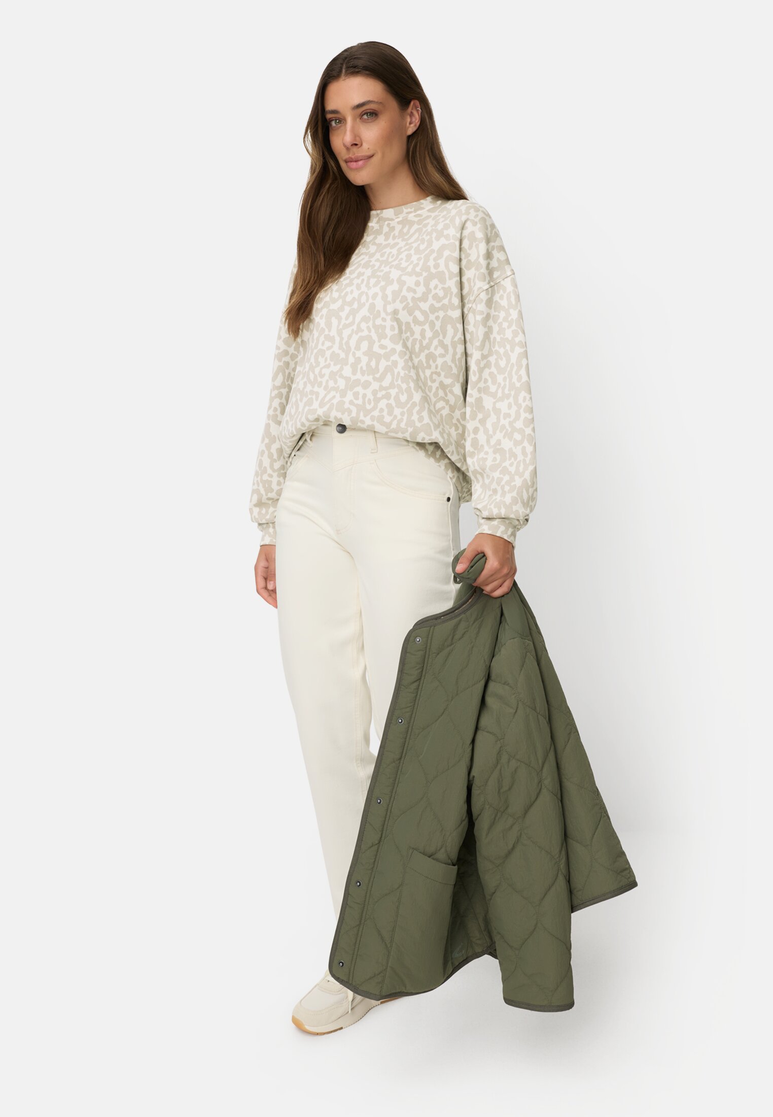 Damen Oversize-Sweatshirt aus 100% Baumwolle Beige getragen vorne Ganzkörper