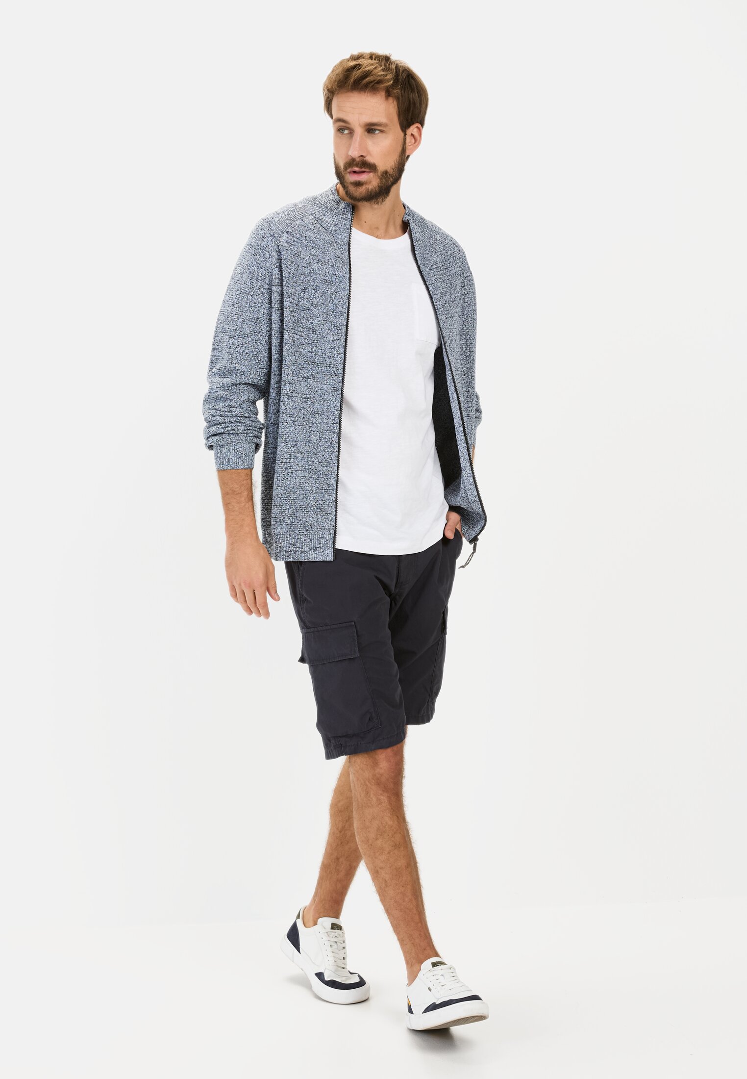 MI_96R57-5F50-48_M3-00 Men Cargo Shorts Regular Fit Dark Blue worn front full body