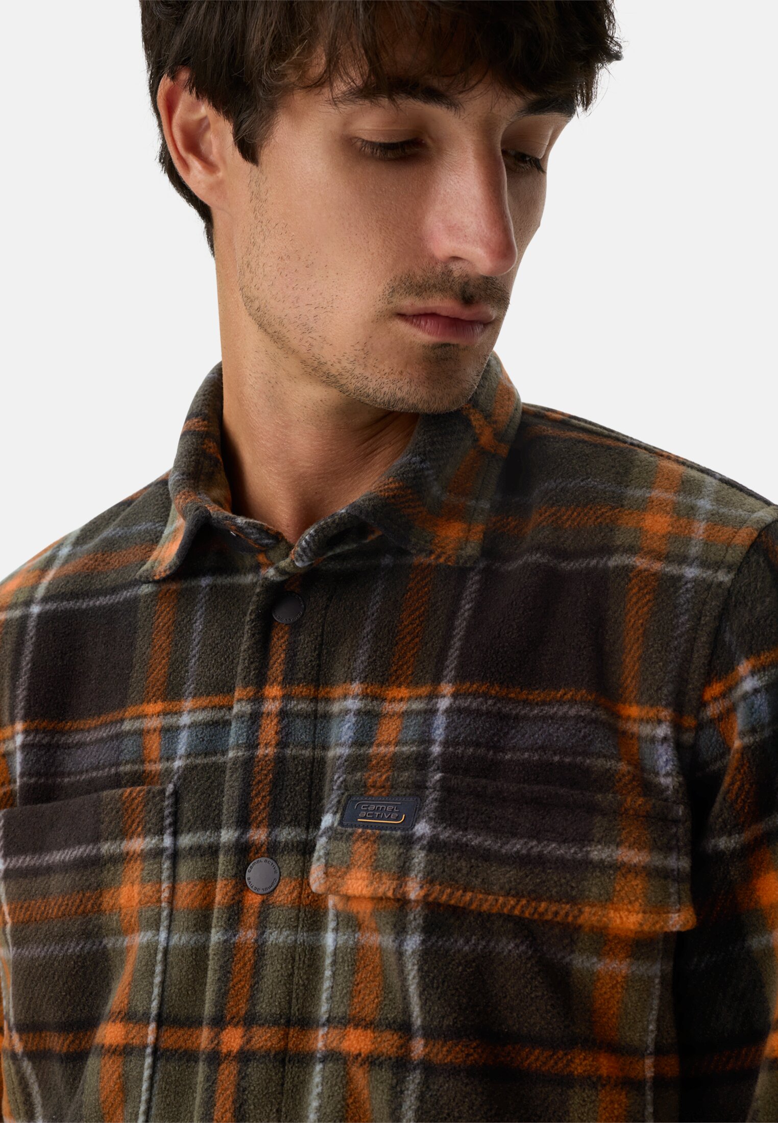 Herren Overshirt mit Seitentaschen Zimt getragen detailliert nah