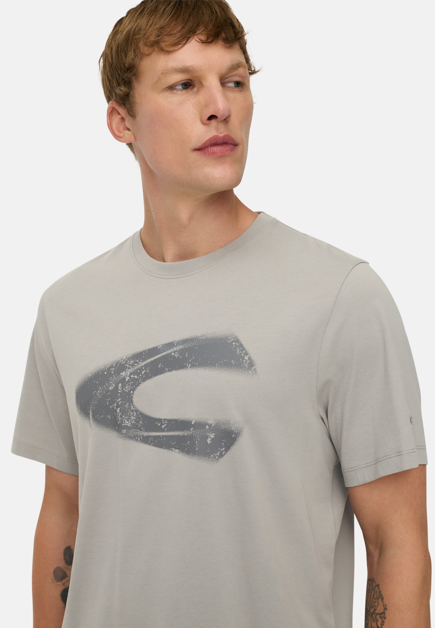 Men T-shirt with logo print made of organic cotton Grey worn detail close