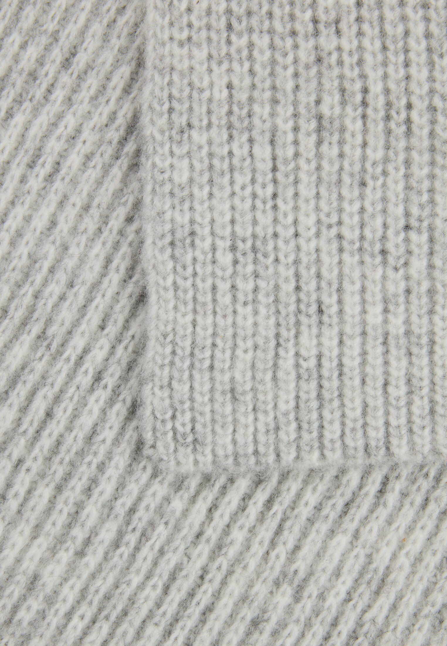 Damen Schal aus weichem Materialmix Grau vorne nah