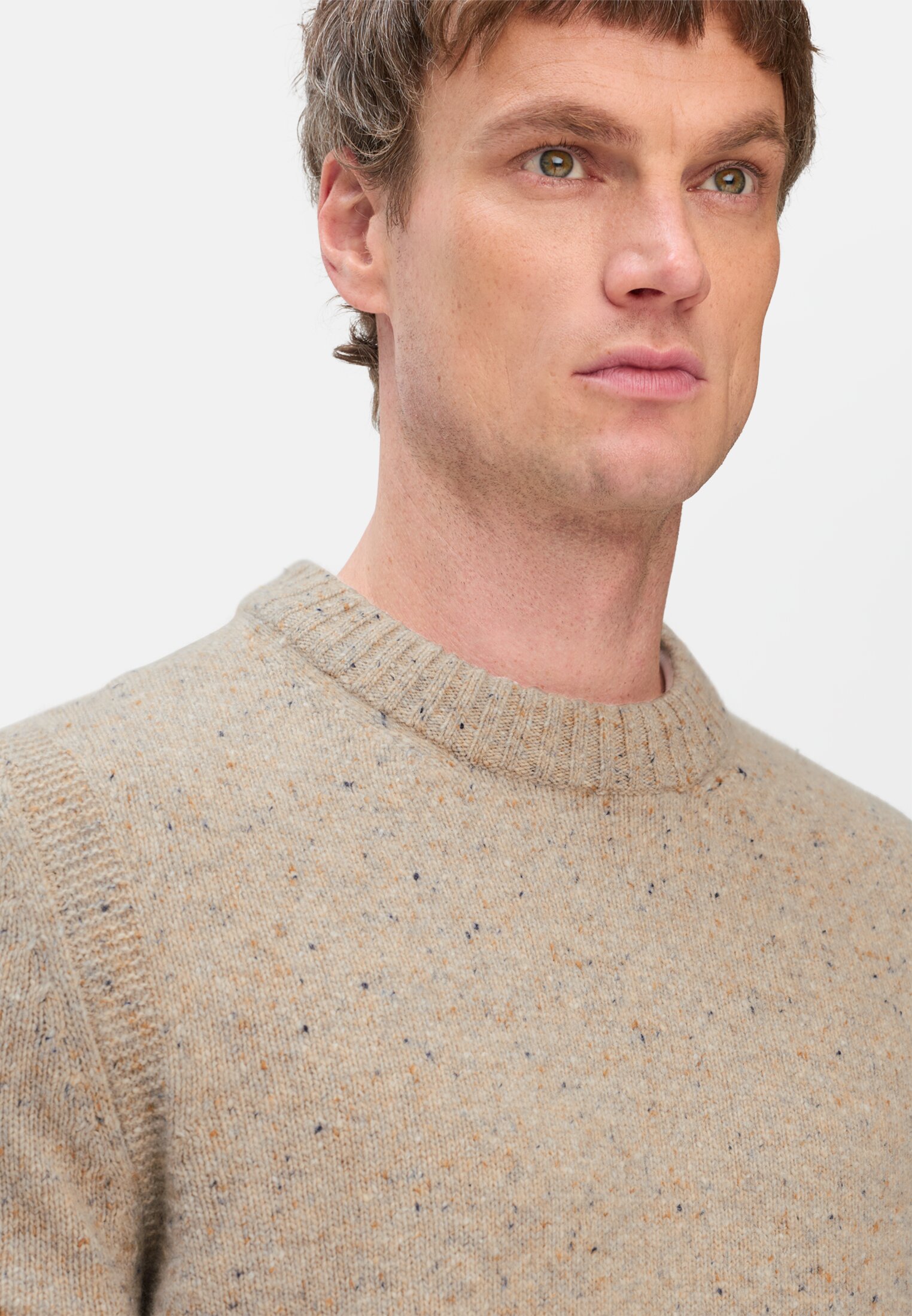 Heren Trui van merinowolmix Beige-bruin gedragen detail dichtbij