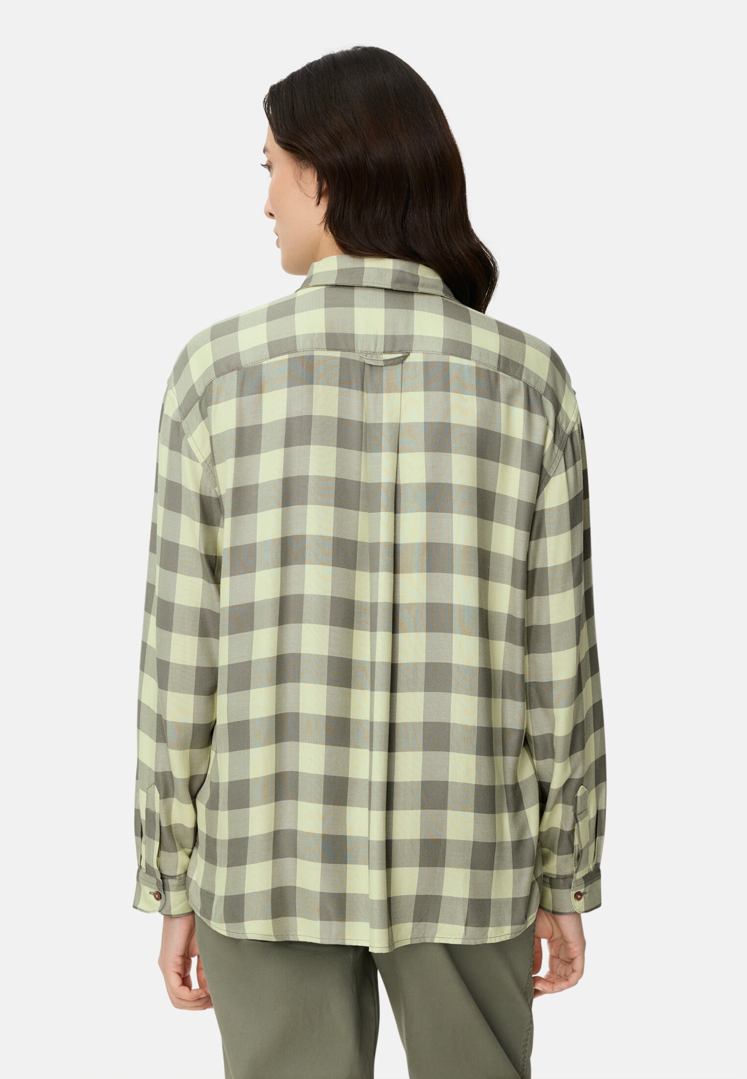 Damen Bluse mit Brusttasche Limettengrün kariert getragen hinten