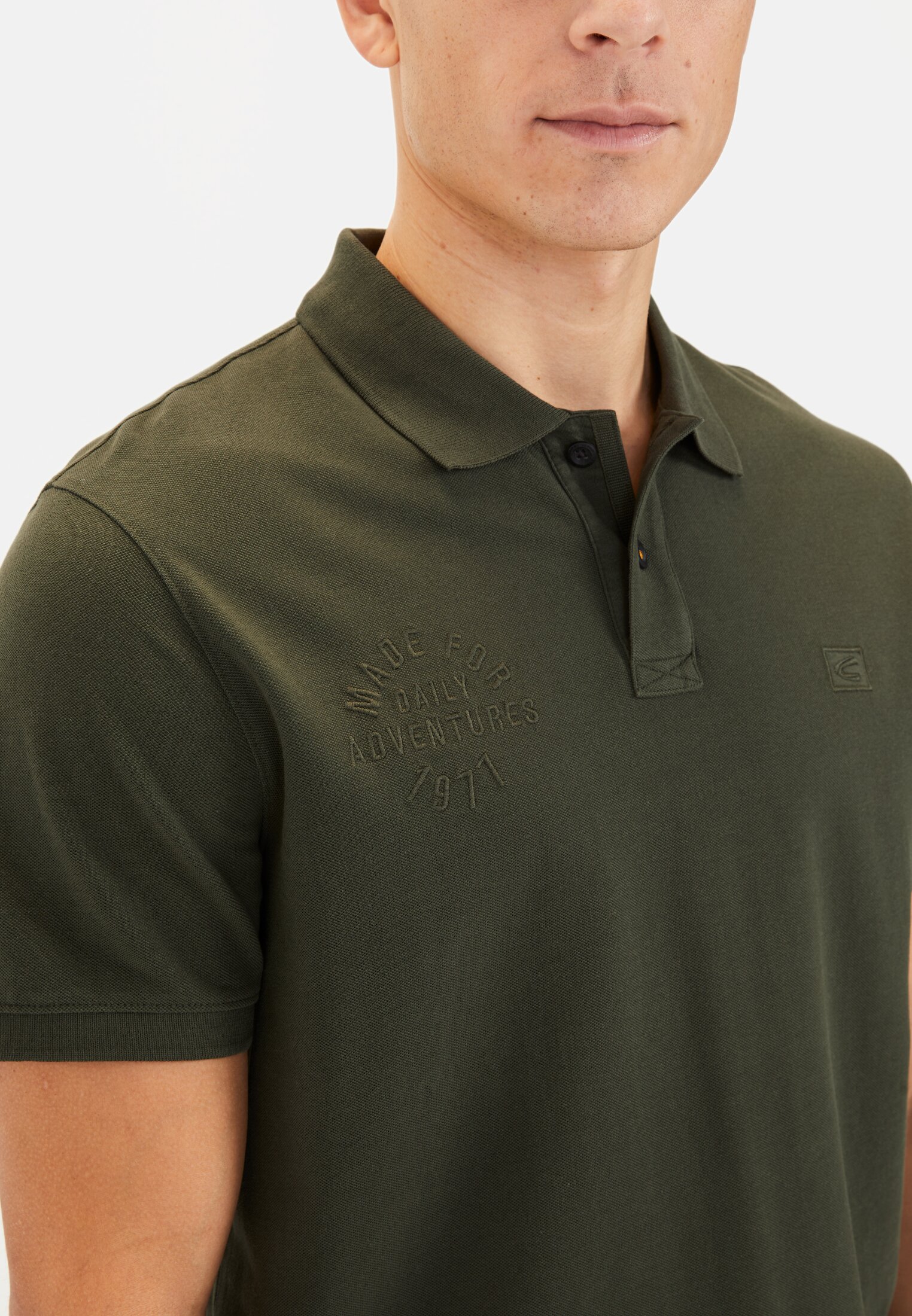 MI_0992F-5P93-91_M5-00 Herren Kurzarm Poloshirt aus Baumwolle Dunkelgrün getragen detailliert nah