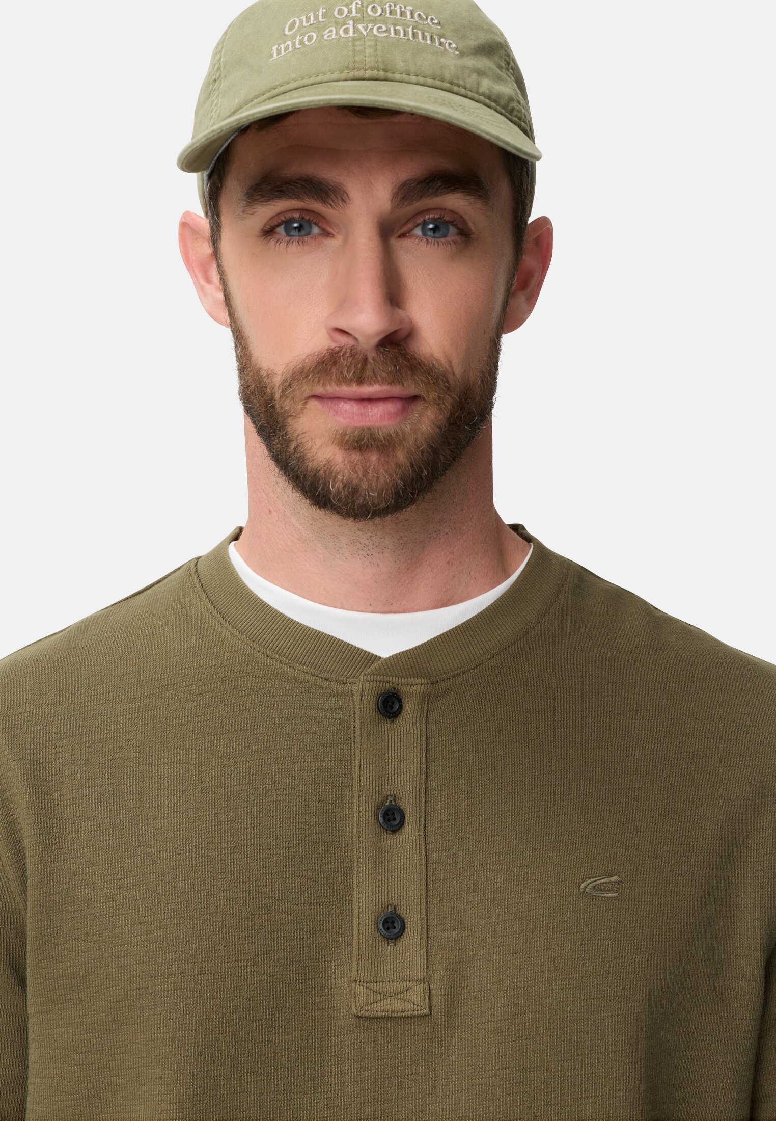 Heren Henleyshirt met knoopsluiting Olijfgroen gedragen detail dichtbij  