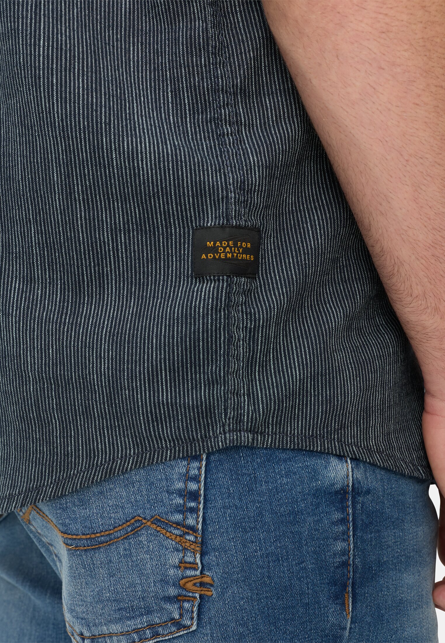 Men Short-sleeve shirt with contrast details Dark Blue worn detail close