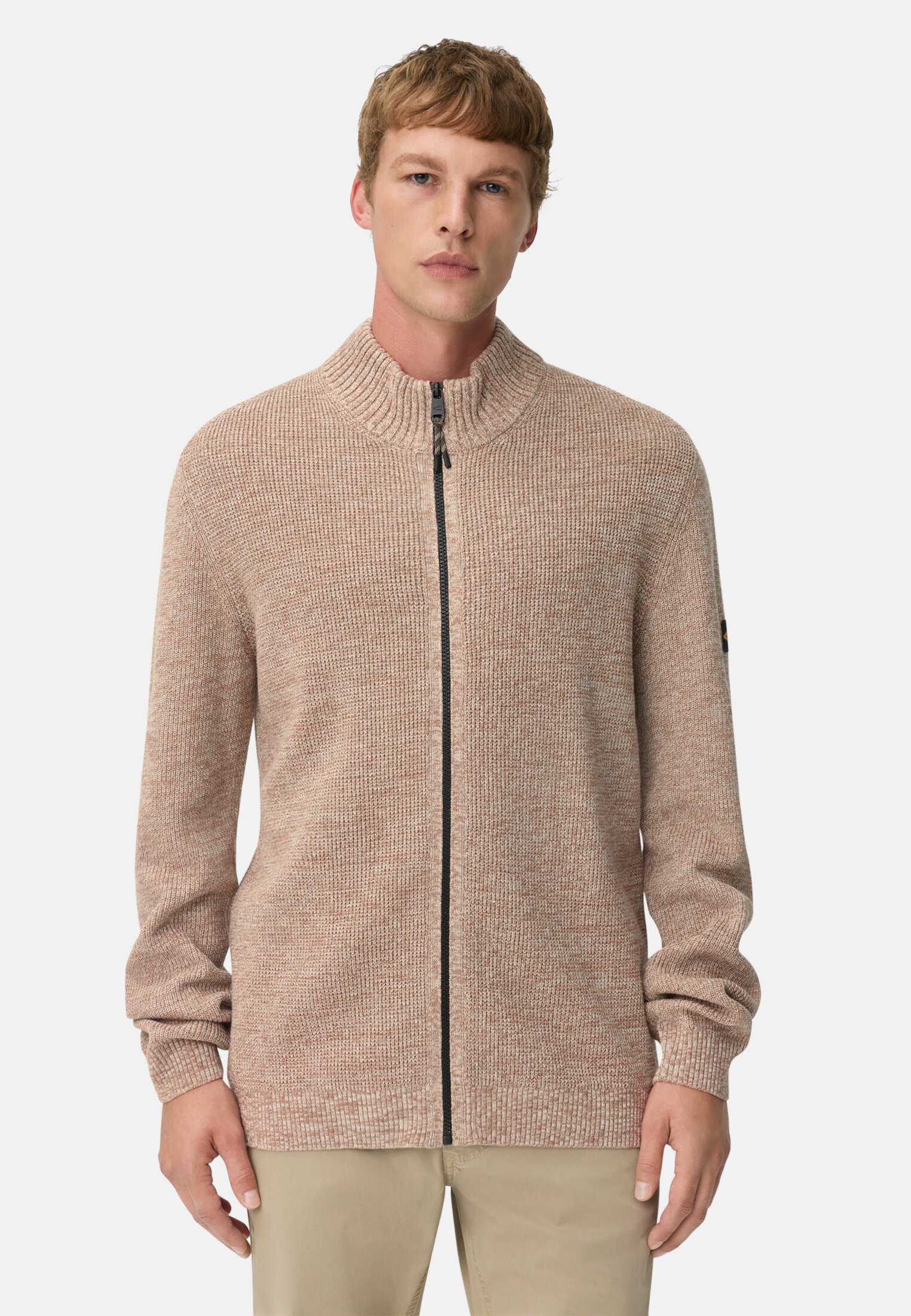 Herren Strickjacke aus einem soften Baumwollmix Hafer getragen vorn