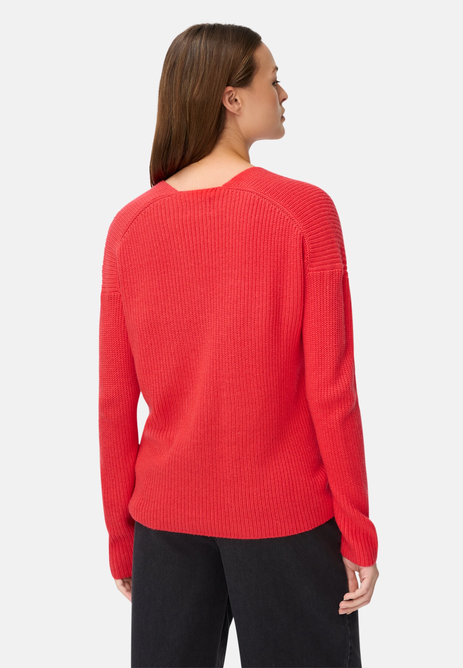 Damen Strickpullover mit V-Ausschnitt Flammenrot getragen hinten