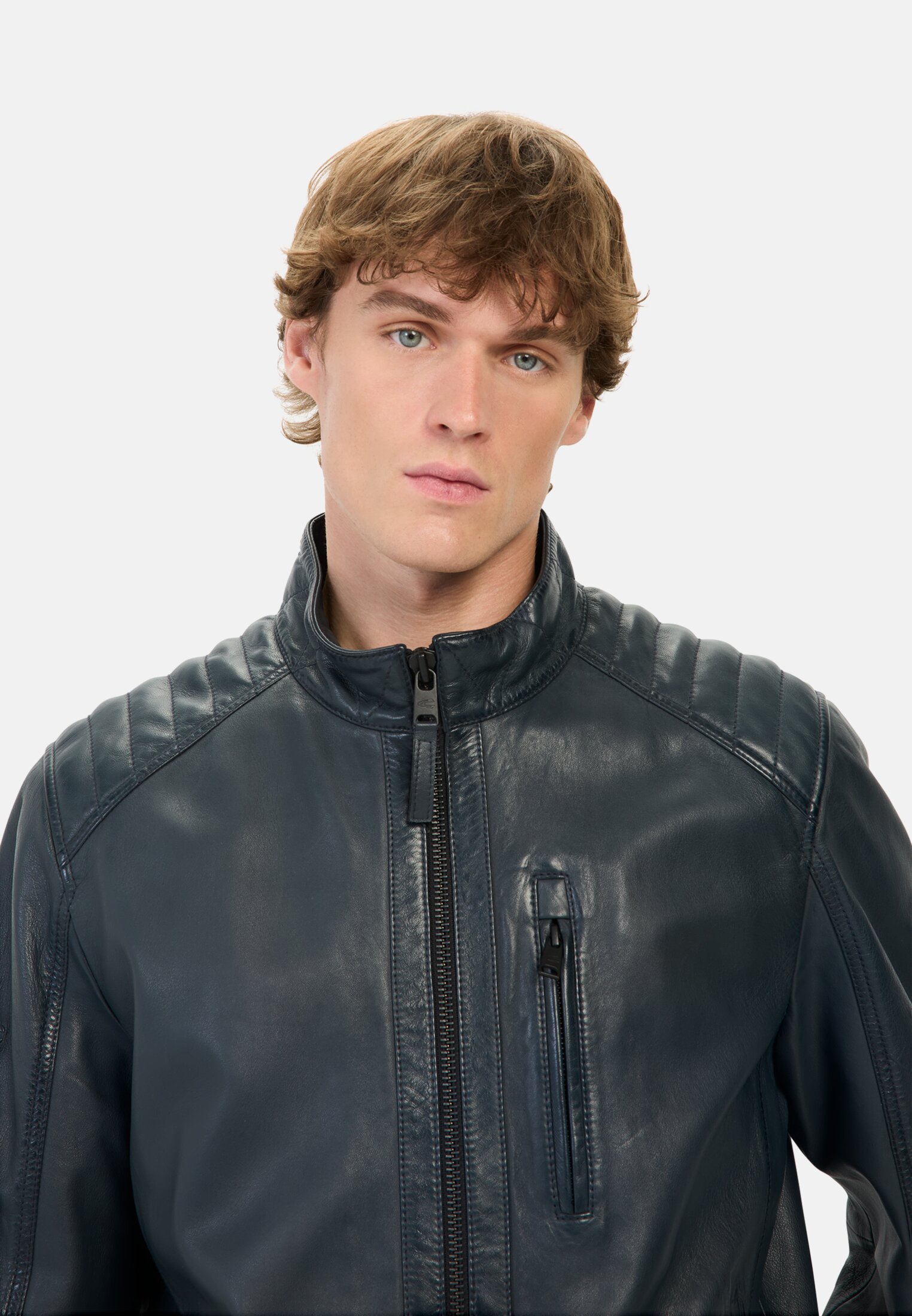 camelactive_Lederjacke_Dark_Navy_431130-5L23-48_M5 Herren Lederjacke mit Reißverschlusstaschen Dunkelblau getragen detailliert nah