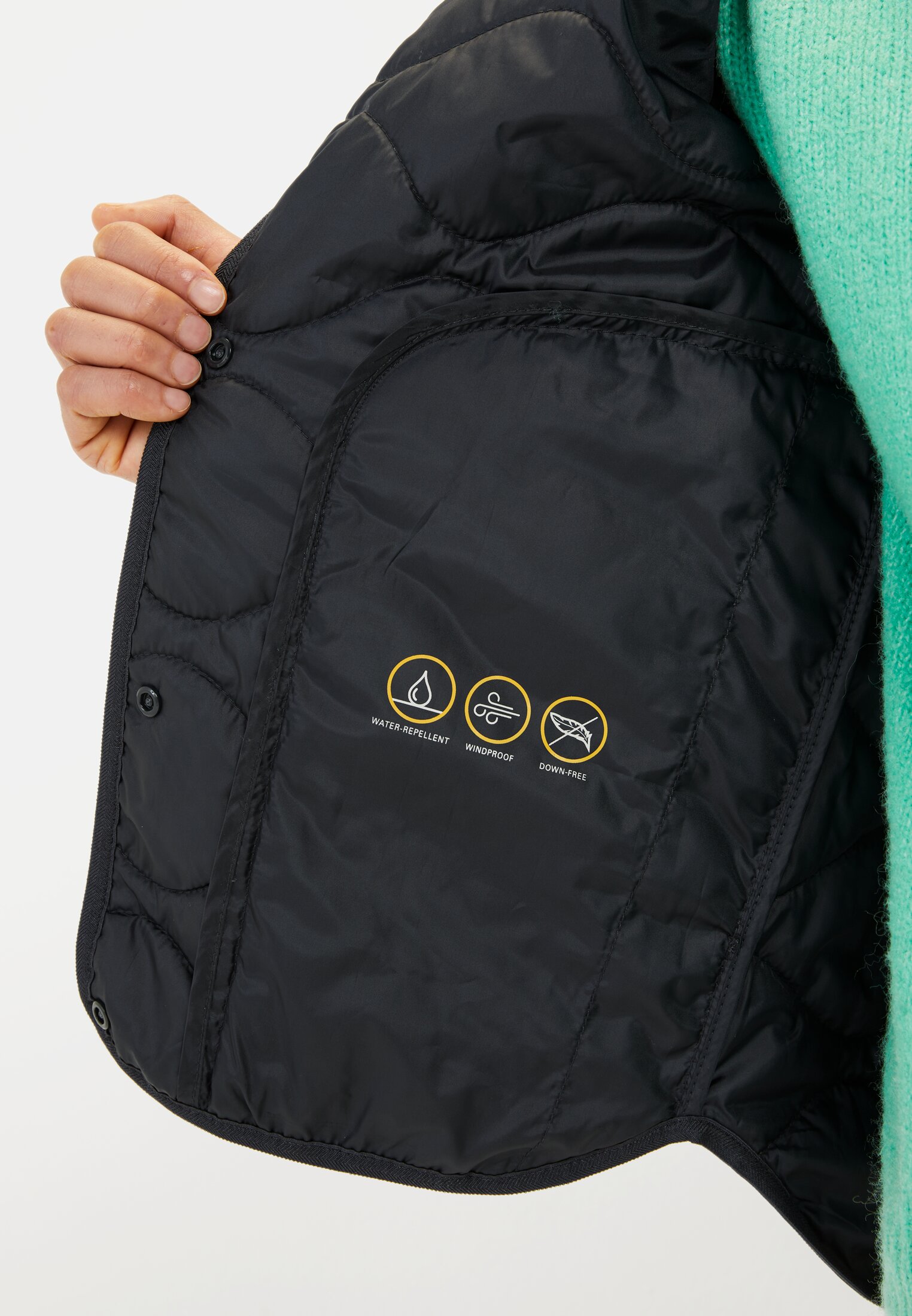 Women Lightweight quilted jacket with velvet pockets Navy blue worn detail close