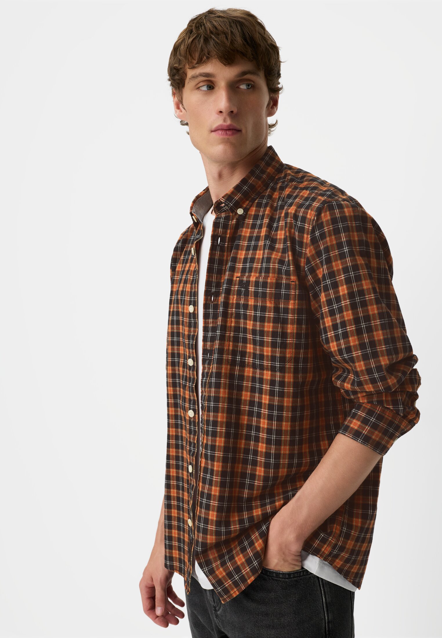 Herren Langarm Shirt aus reiner Baumwolle mit Button-Down-Kragen Zimt getragen emotional