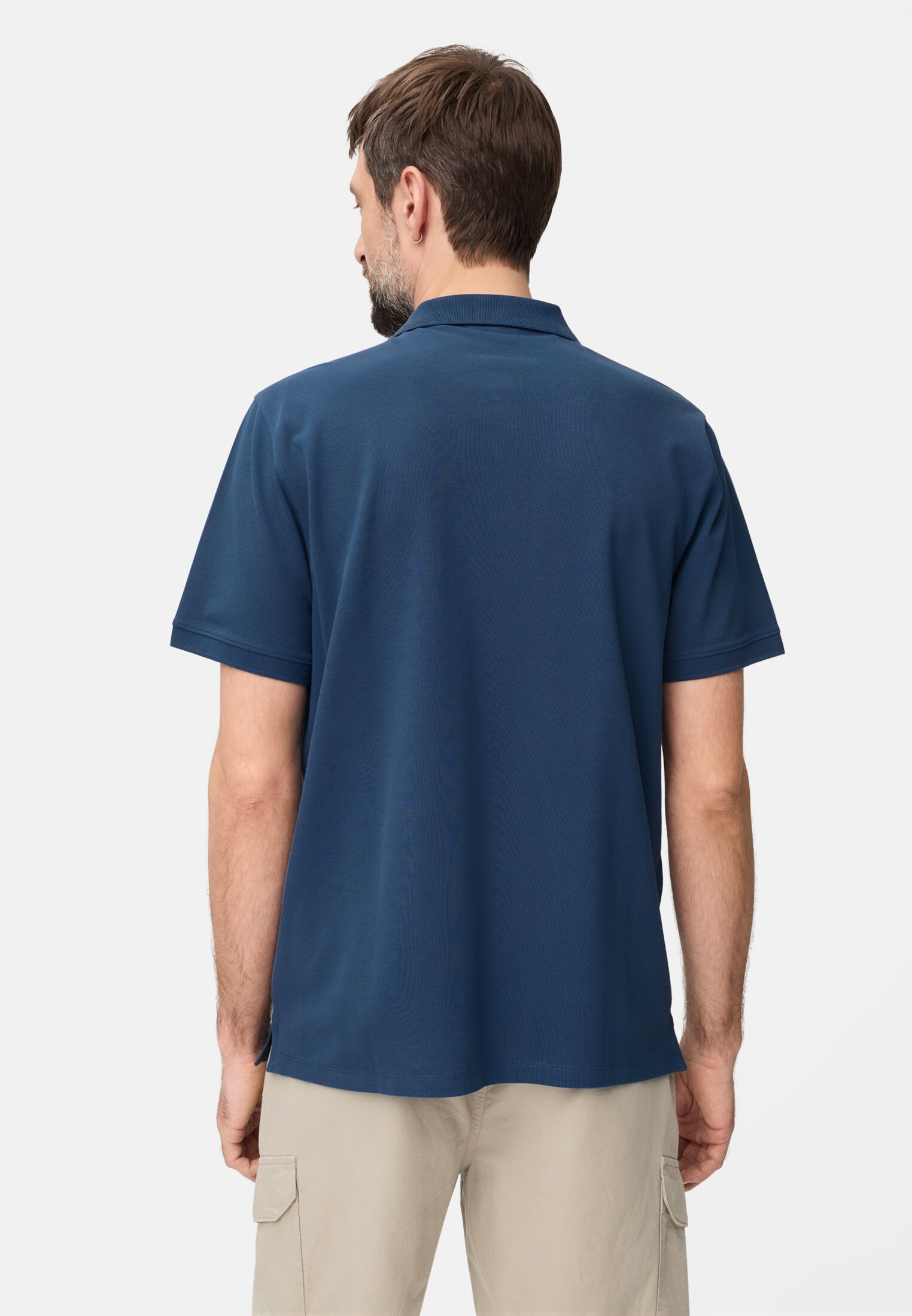 Herren Poloshirt mit Kontrastdetails Indigoblau getragen hinten