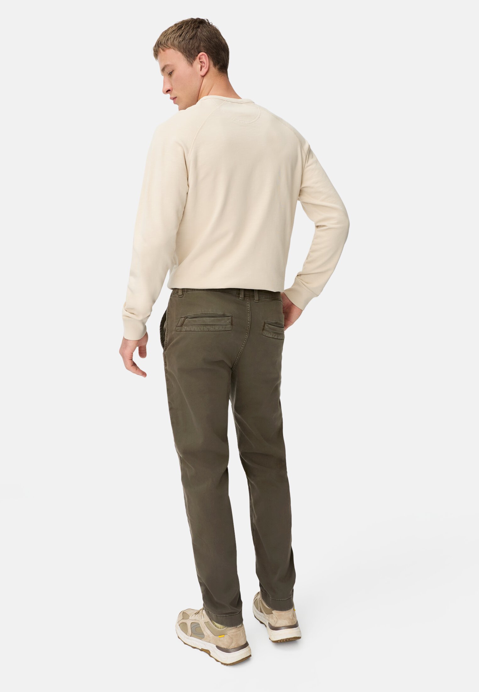 Herren fleXXXactive® Chino Regular Fit aus Baumwollmix Dunkelbraun getragen hinten