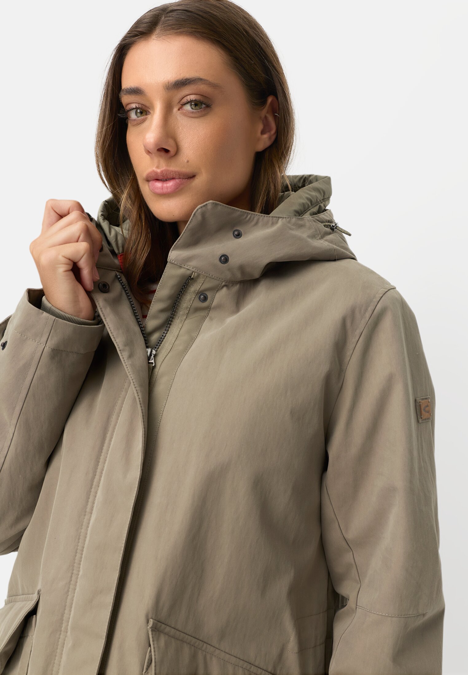 Vrouwen Waterafstotende parka met 2-wegs ritssluiting Beige gedragen detail dichtbij