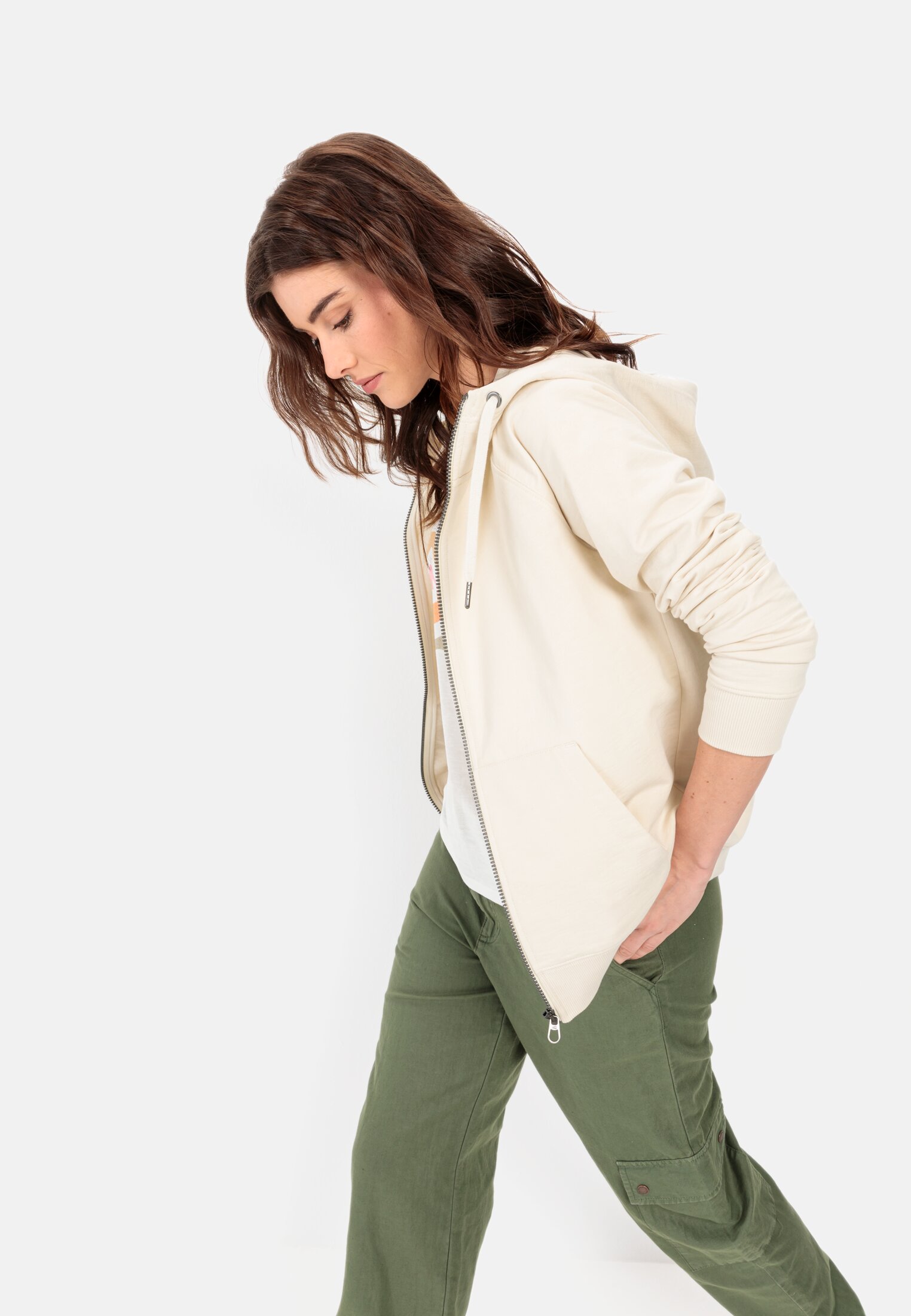 Damen Sweatjacke mit Kapuze Sand getragen emotional