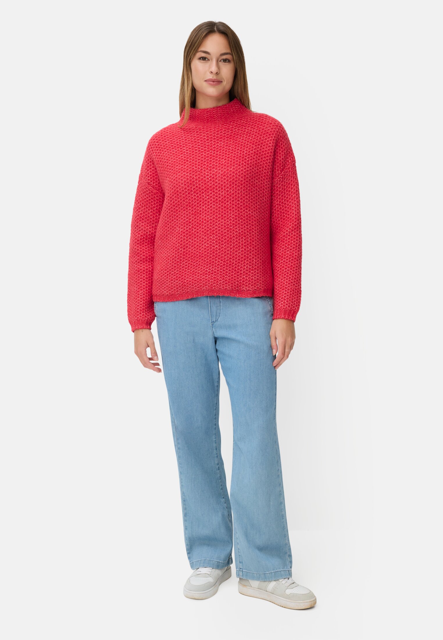 Damen Strickpullover mit überschnittenen Schultern Rot getragen vorne Ganzkörper