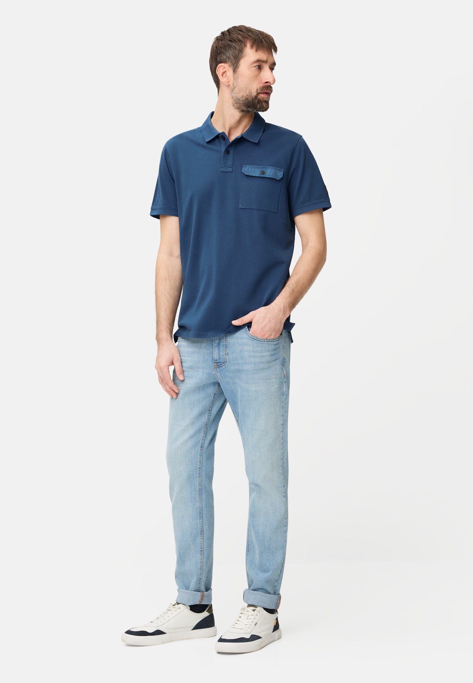 Herren Poloshirt aus reiner Baumwolle Indigoblau getragen vorne Ganzkörper