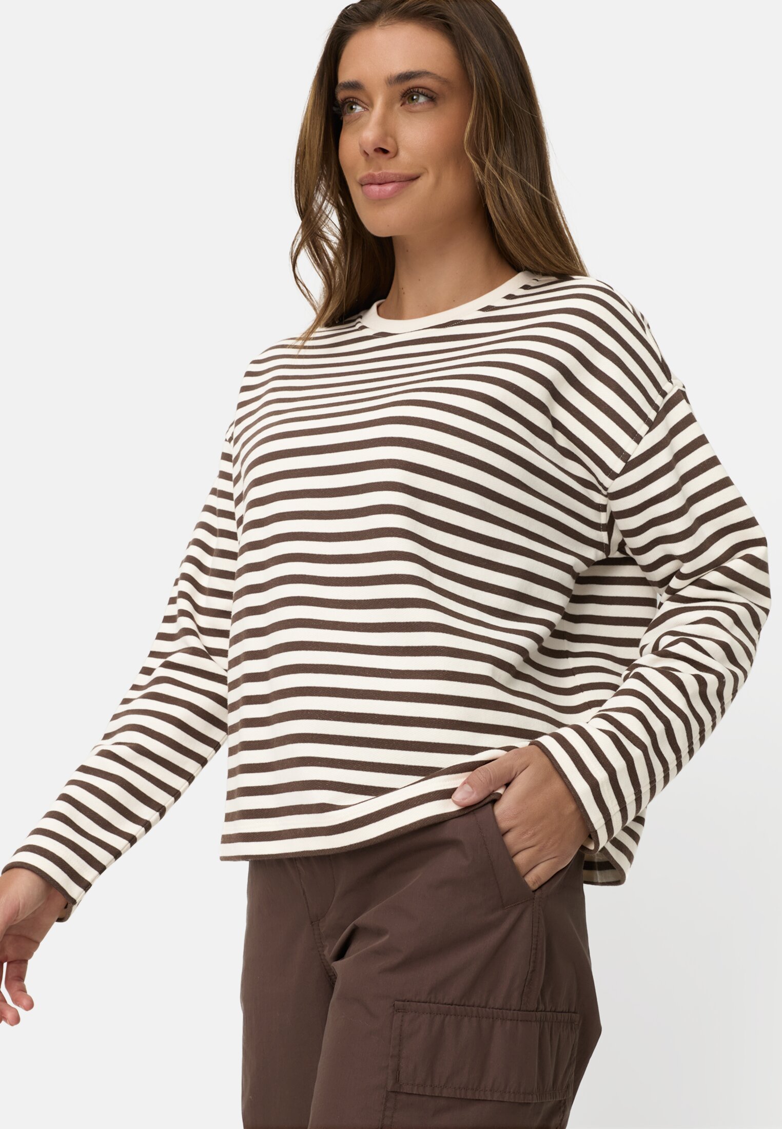 Damen Sweatshirt aus 100% Baumwolle Braun getragen emotional